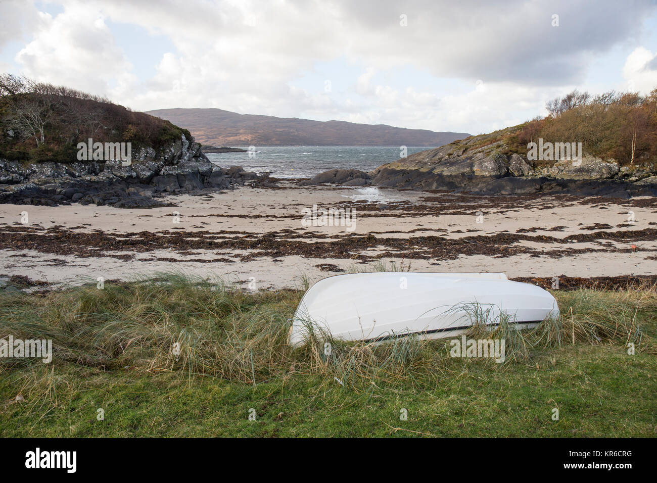 scozia una spiaggia scozzese nelle alture con piccola barca da pesca Foto Stock