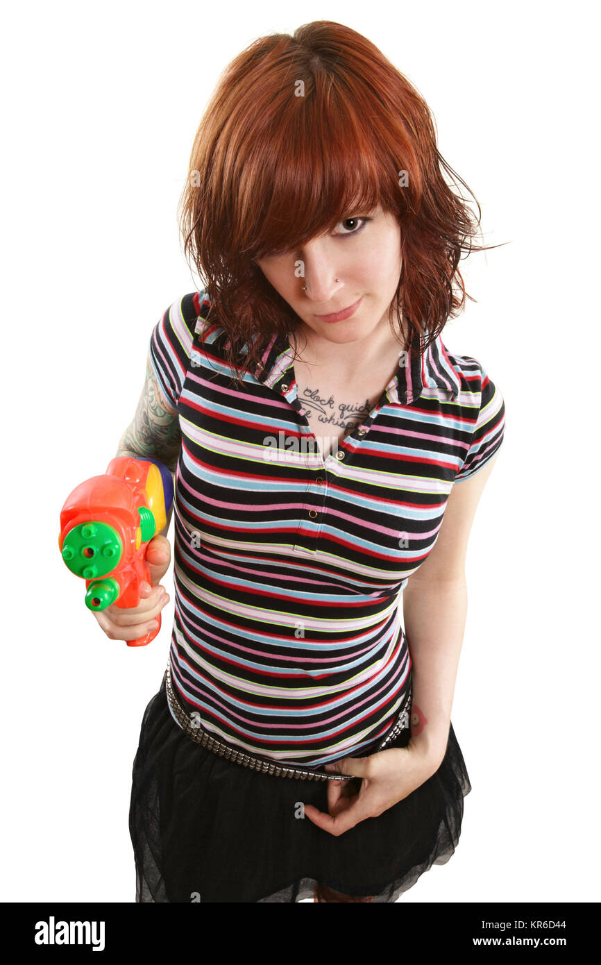 Foto di una bella redhead circa per sparare una pistola ad acqua. Foto Stock