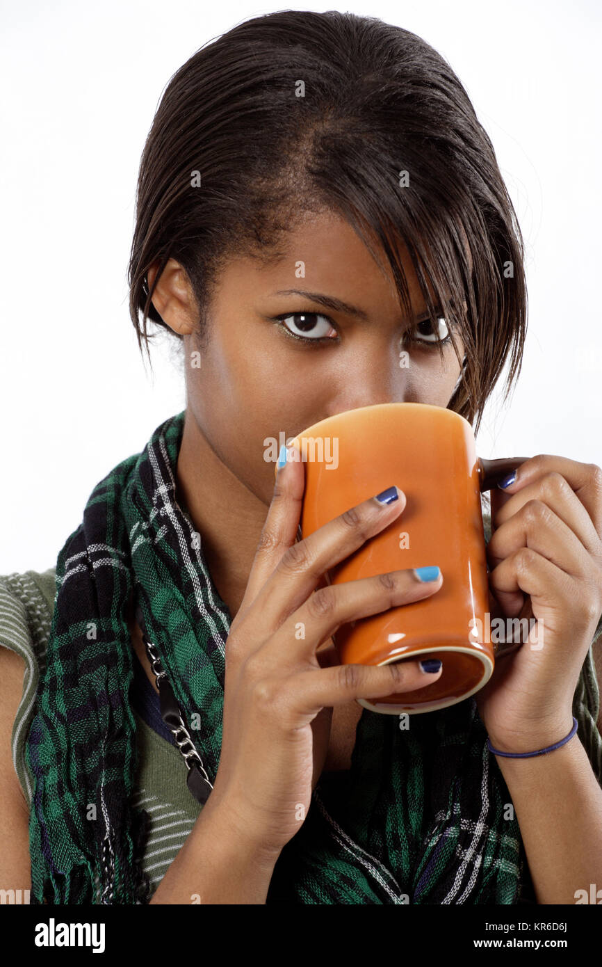 Foto di una bellissima femmina da bere una tazza di tè o caffè. Foto Stock