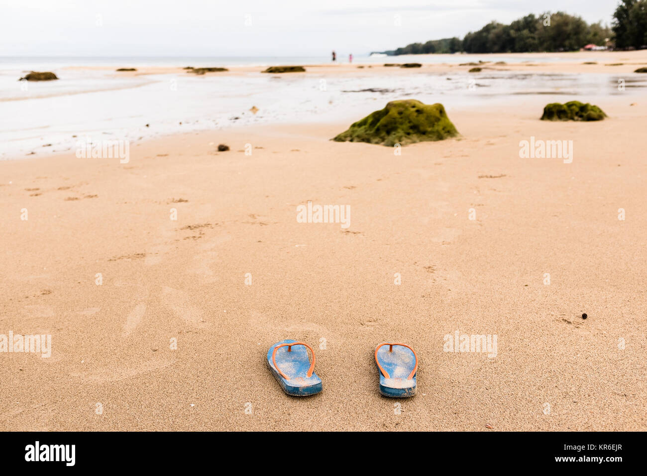 Una coppia di flipflops su di una spiaggia di sabbia in Koh Lanta nella splendida Thailandia Foto Stock