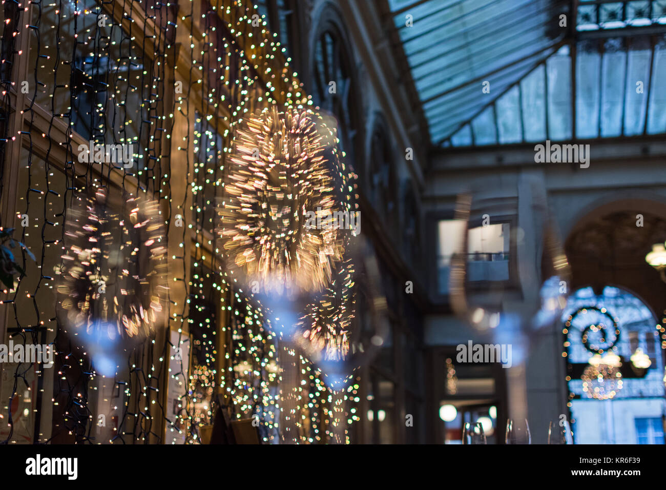 Le luci di Natale si accendono bicchieri di vino da Bistrot Vivienne, un raffinato ristorante interno la Galerie Vivienne, Parigi 2° distretto. Il tetto è t Foto Stock