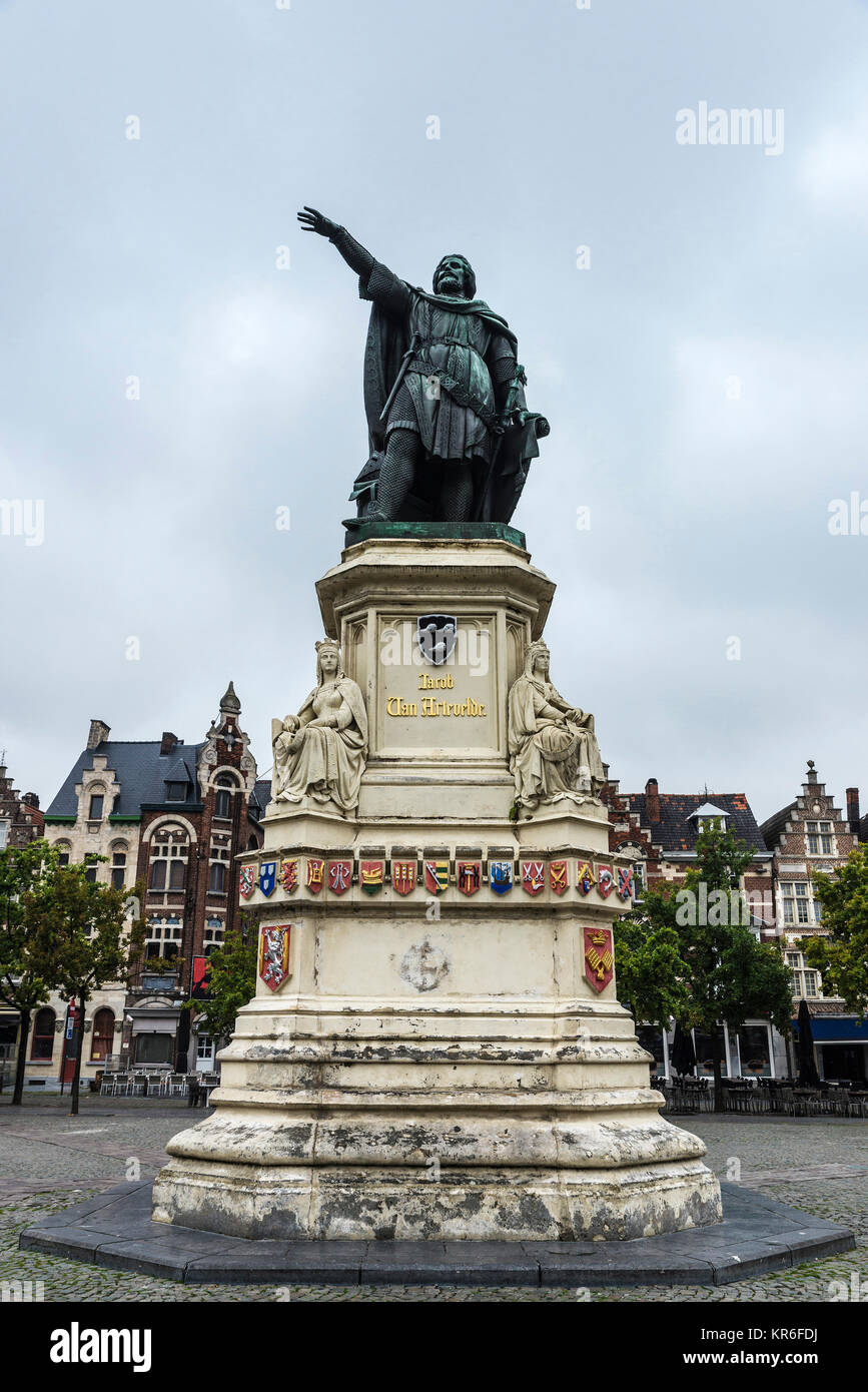 Statua di Jacob van Artevelde nella piazza Vrijdagmarkt situato nel vecchio centro storico della città medievale di Gent, Belgio Foto Stock