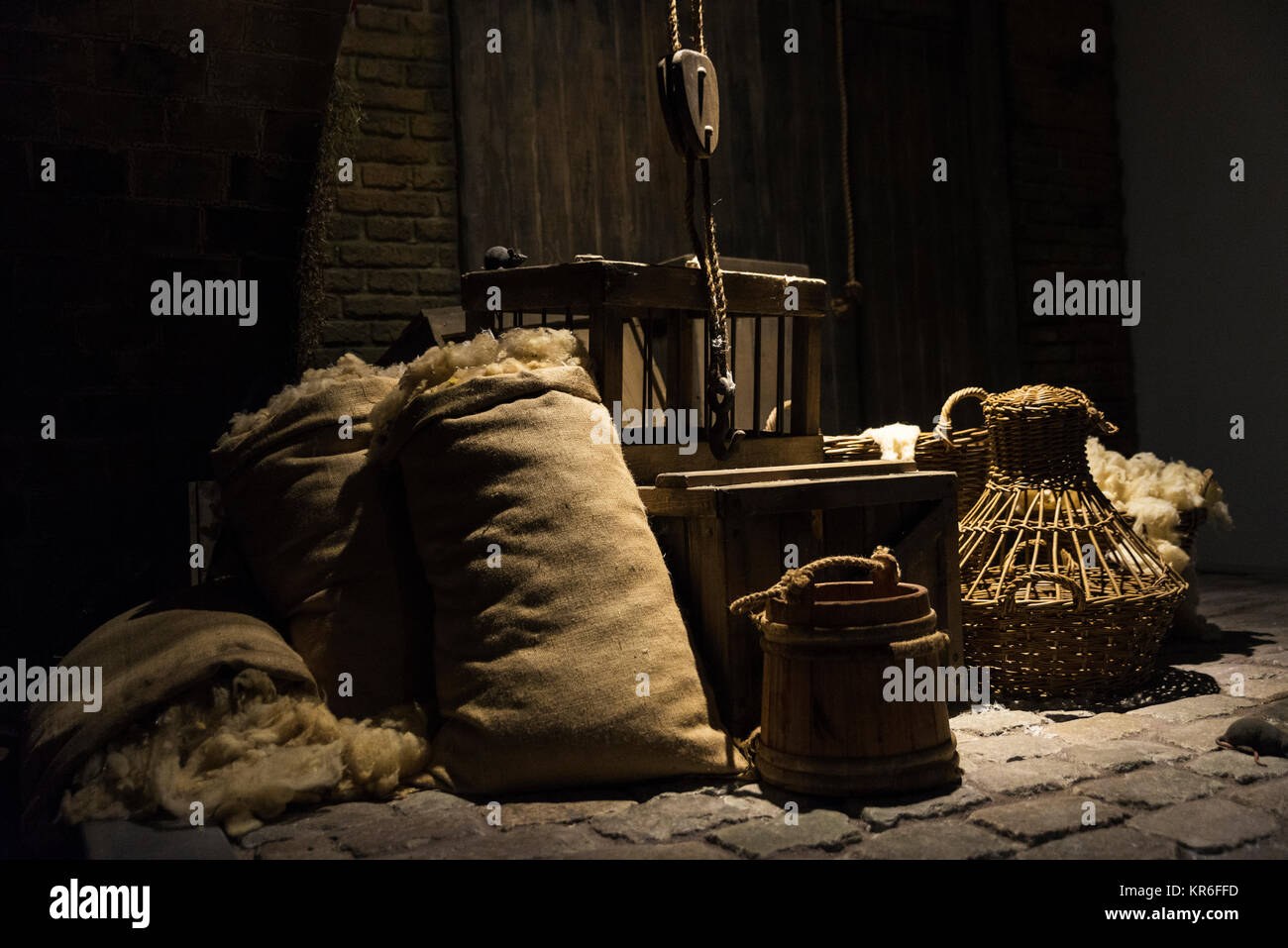 Negozi di generi alimentari in sacchi e ceste in un magazzino medievale in Europa Foto Stock