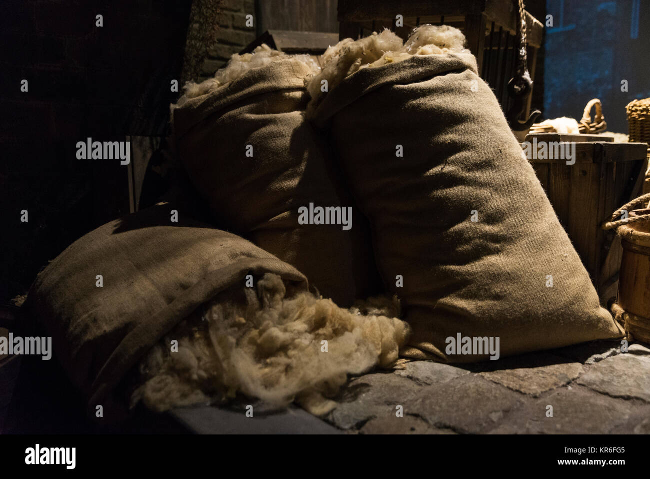 Borse di lana in un magazzino medievale in Europa Foto Stock