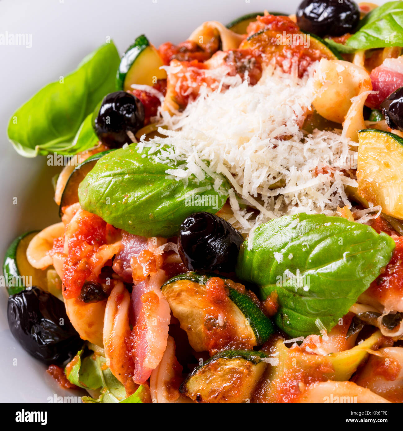 Il nastro di pasta con zucchine e olive in salsa di pomodoro Foto Stock