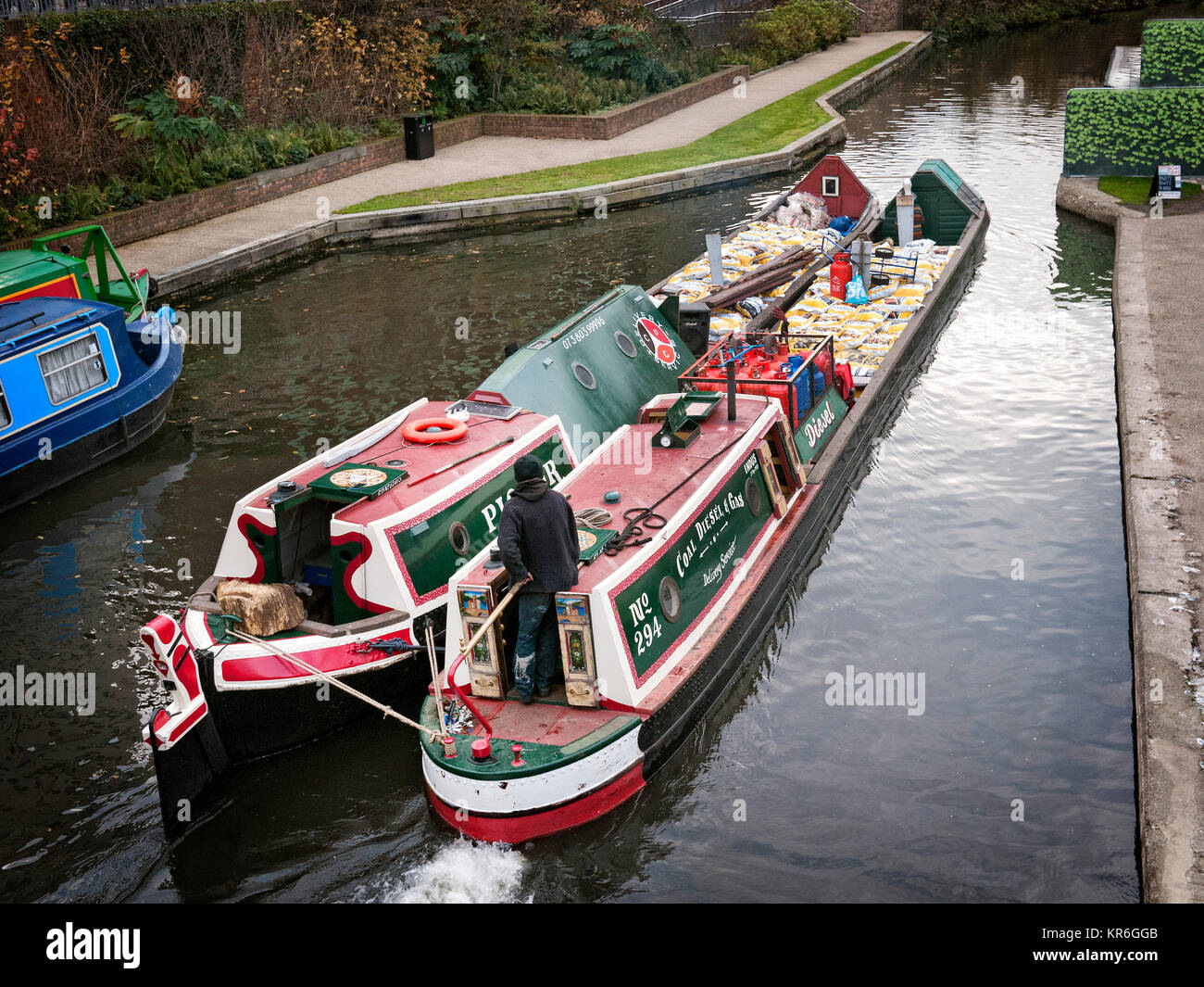 Imbarcazioni strette in esecuzione in tandem su canal di Camden Town, a nord di Londra. Foto Stock