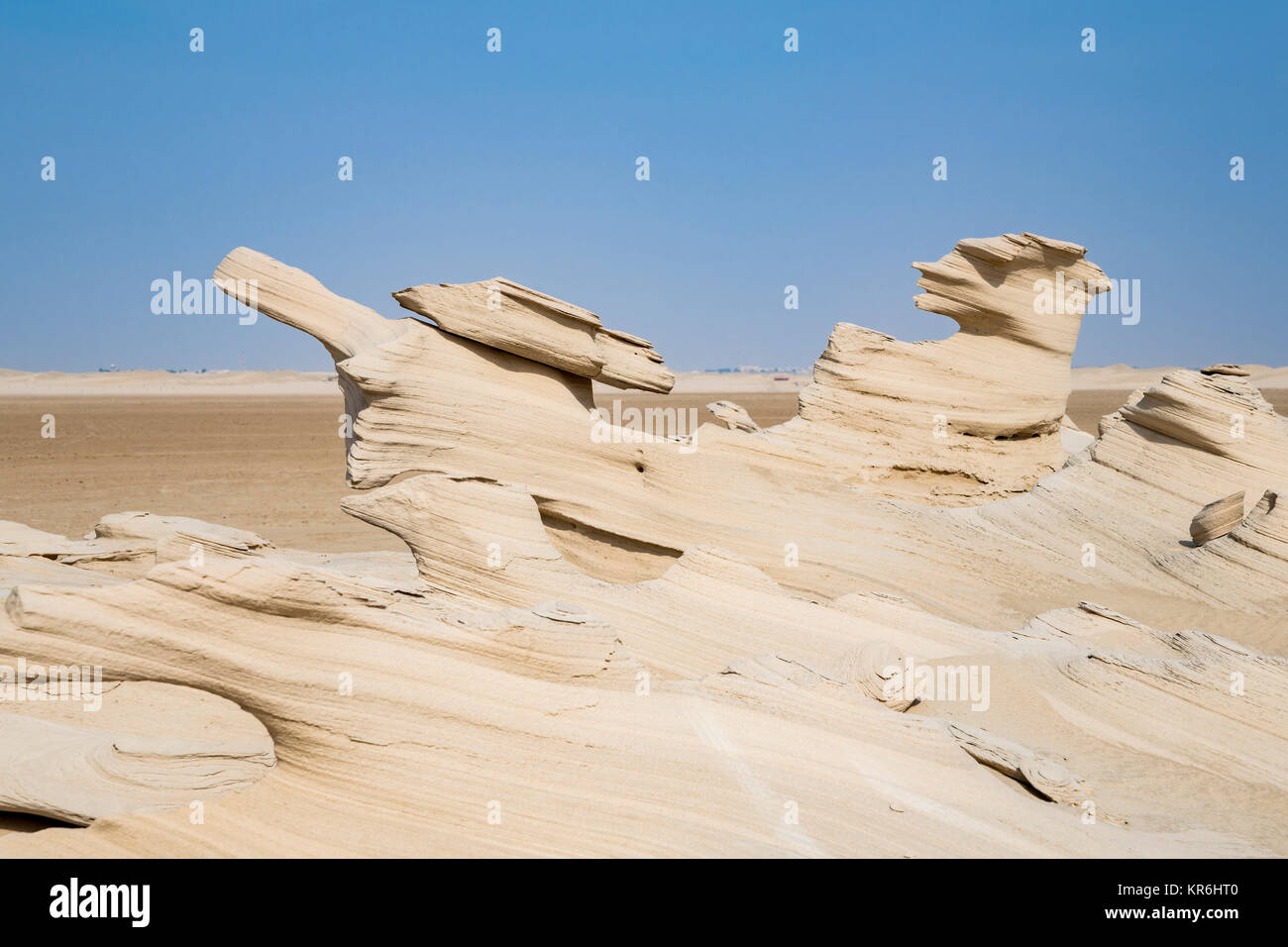 Dune fossili ad al Wathba, attrazione turistica di Abu Dhabi, Emirati Arabi Uniti, impressionanti formazioni di arenaria, scolpite dai venti del deserto in questo arido paesaggio Foto Stock