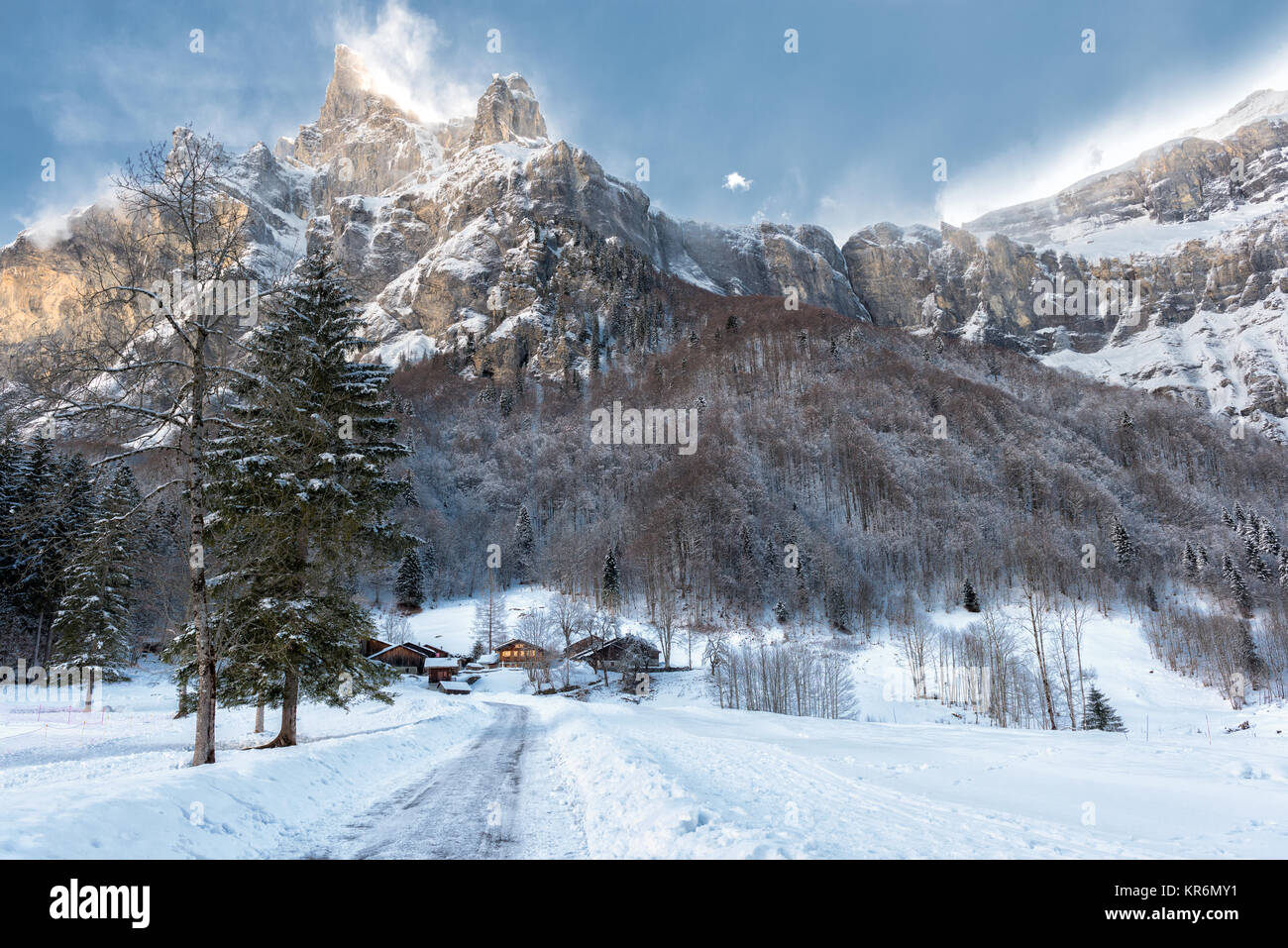 Portando ad un villaggio chalet e una montagna scena invernale nelle Alpi francesi Foto Stock