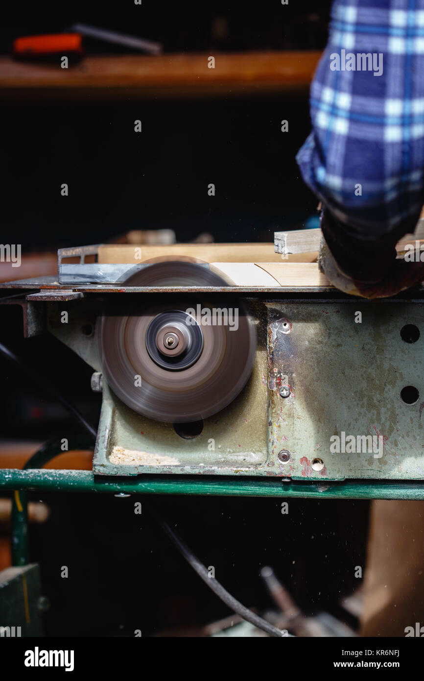 Carpenter con sega circolare per il taglio di legno in legno workshop Foto Stock