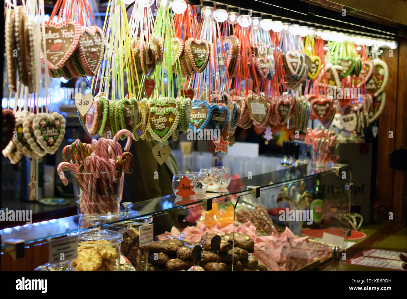 Berlino Germania - 15 dicembre 2017: le vendite dei tradizionali dolci di Natale sul mercato di Natale a Breitscheidplatz. Foto Stock