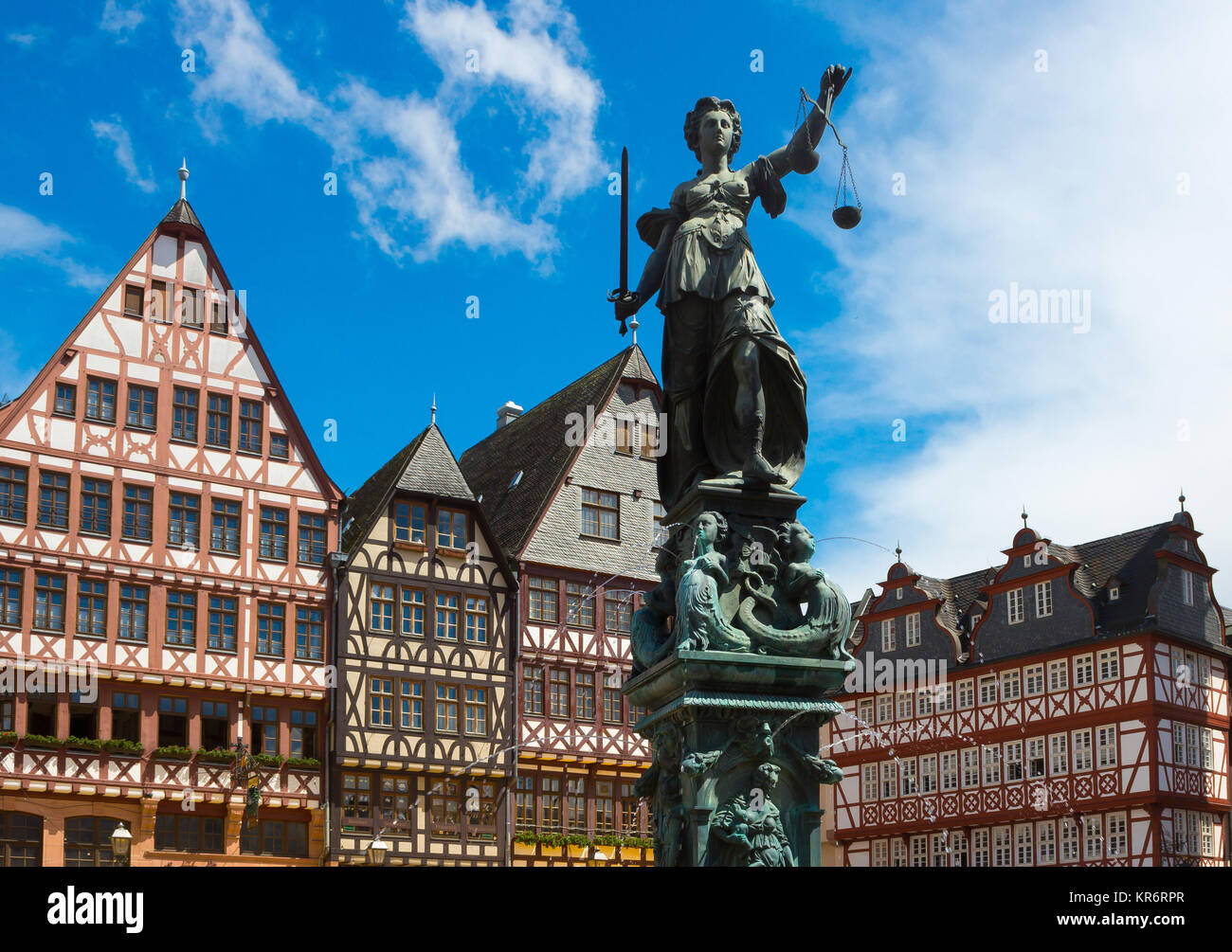 La città vecchia con la statua di Justitia a Francoforte Foto Stock