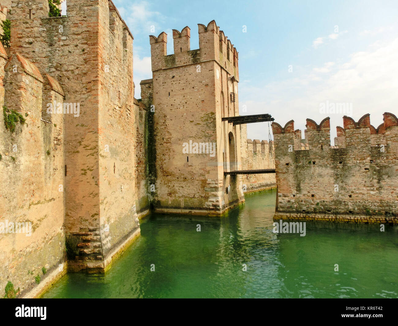 Sirmione, Italia - 20 Settembre 2014: Laguna al Castello Scaligero. Foto Stock