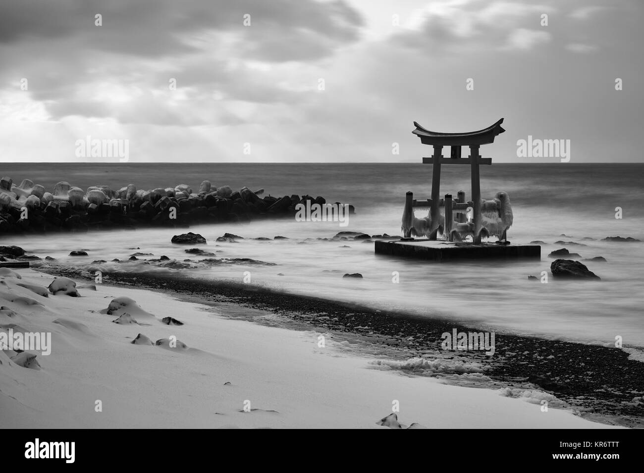 Tradizionale porta di legno torii nell'oceano, Shosanbetsu Konpira Sacrario. Foto Stock