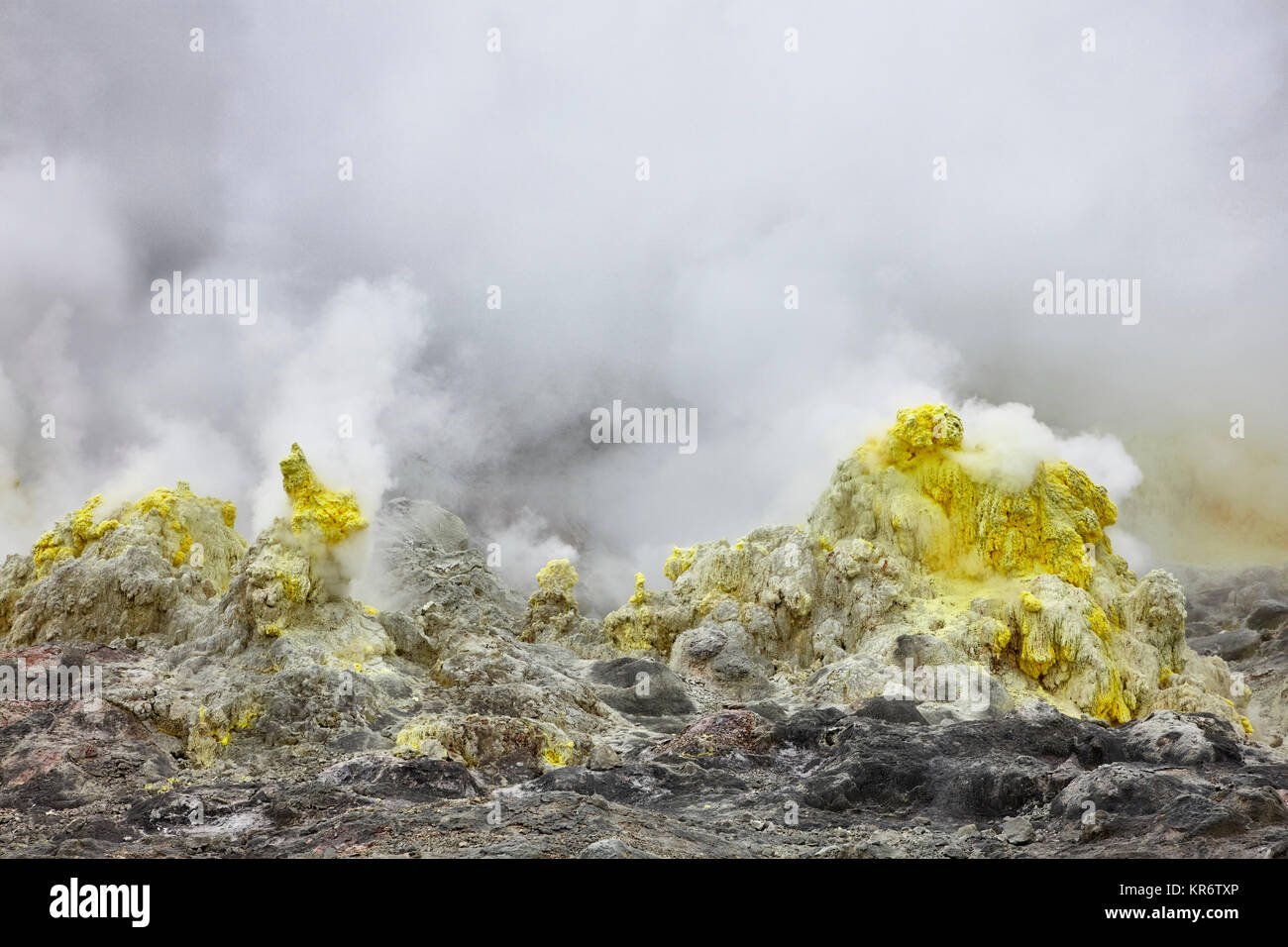 In prossimità delle bocchette sulfurea Iozan, Montagna di Zolfo, un vulcano attivo in prossimità di Kawayu Onsen. Foto Stock