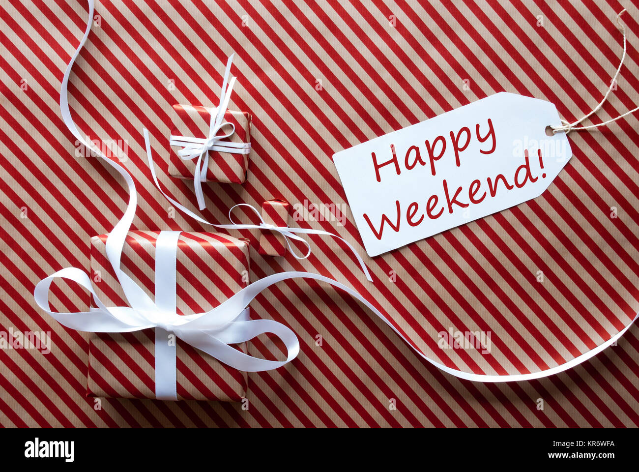 Due doni o presenta con nastro bianco. Rosso e marrone striato carta di avvolgimento. Il Natale o il biglietto di auguri. Etichetta con testo in inglese Happy Weekend Foto Stock