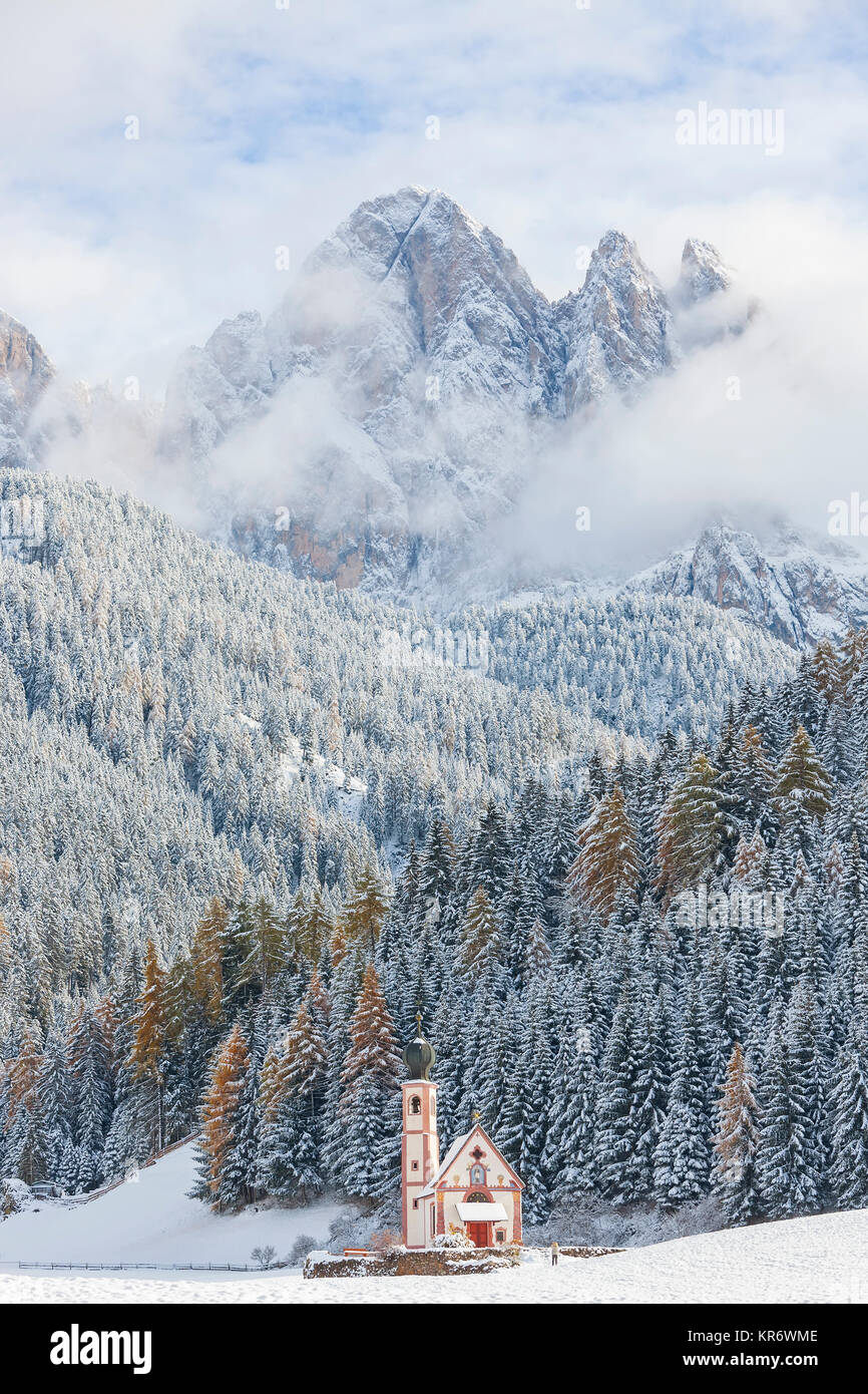 Paesaggio invernale con la chiesa, foreste e montagne innevate. Foto Stock