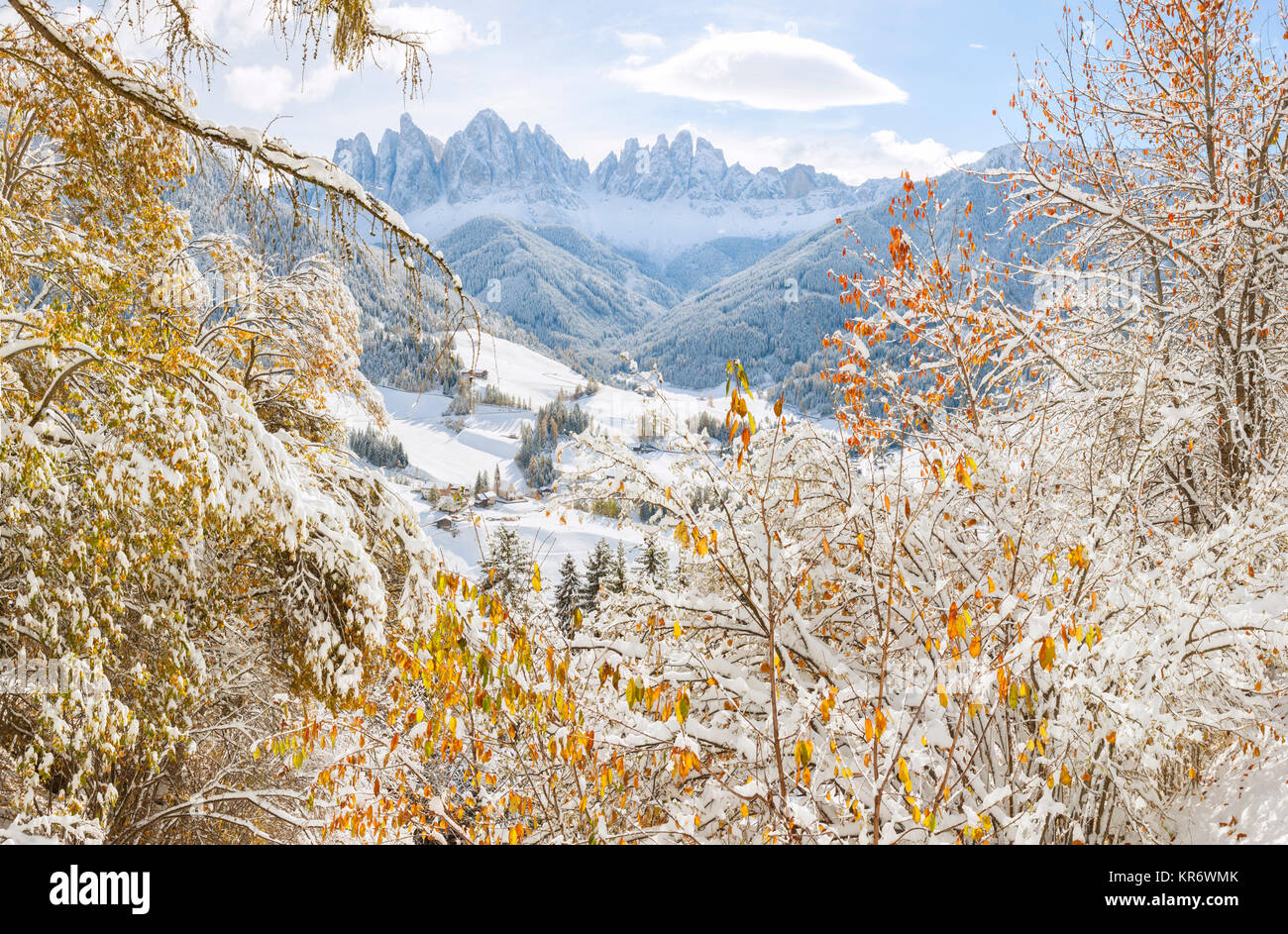 Paesaggio invernale con valle, foreste e montagne innevate. Foto Stock
