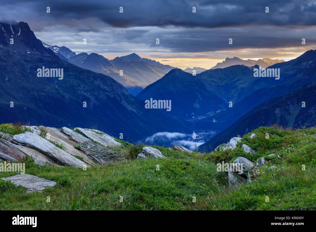 Valle di Chamonix tra le nuvole. Francia Foto Stock