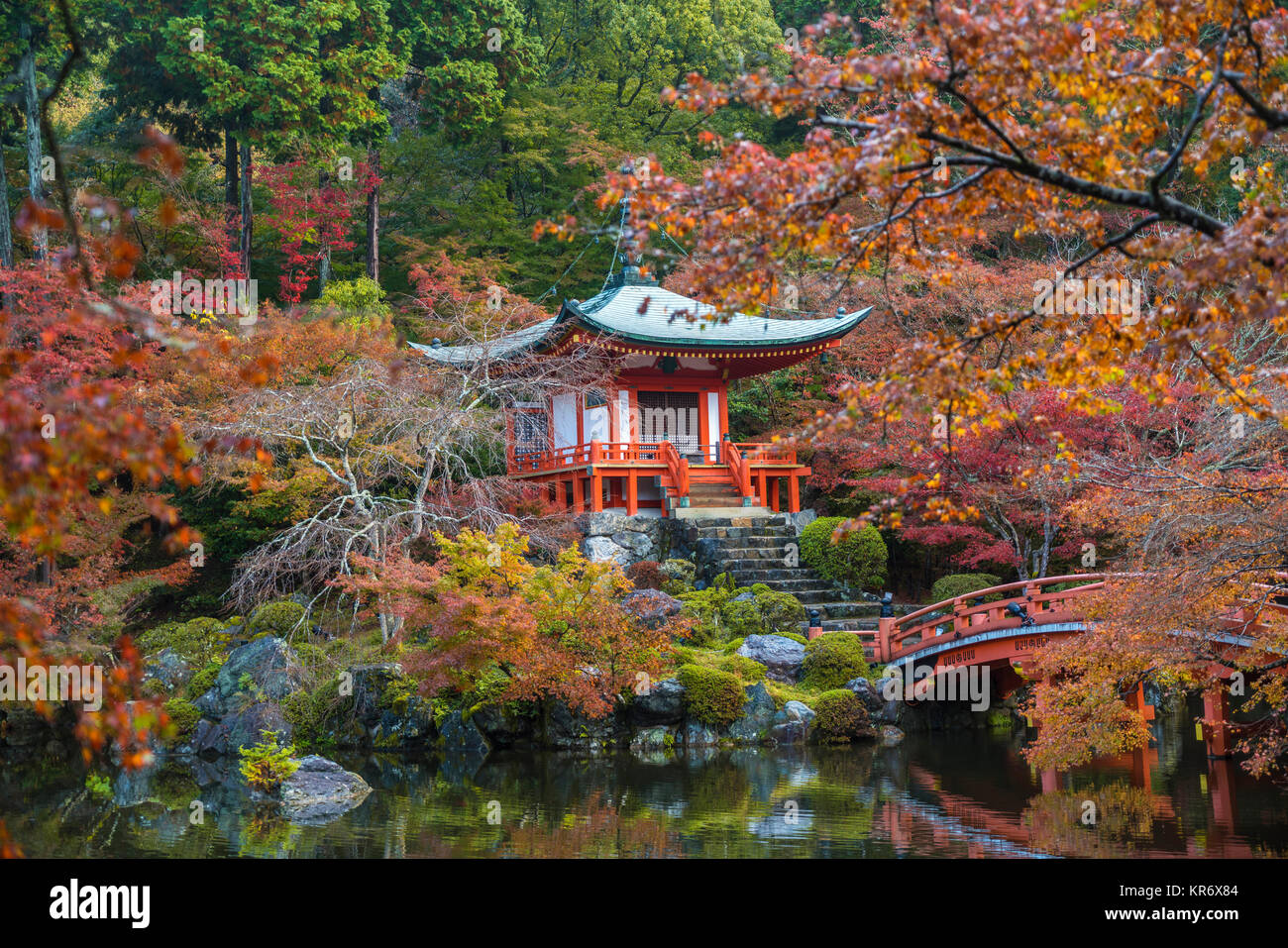 Parco in autunno con tradizionale giapponese del tempio costruito sulle rocce, lago, bridge e alberi. Foto Stock