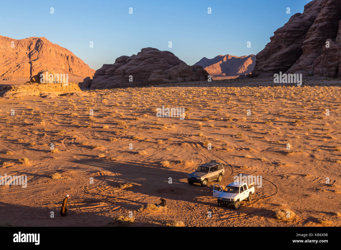 Due vetture parcheggiate nel paesaggio desertico con rocce e montagne. Foto Stock