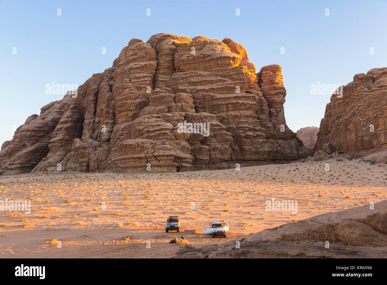 Due vetture parcheggiate nel paesaggio desertico con rocce e montagne. Foto Stock