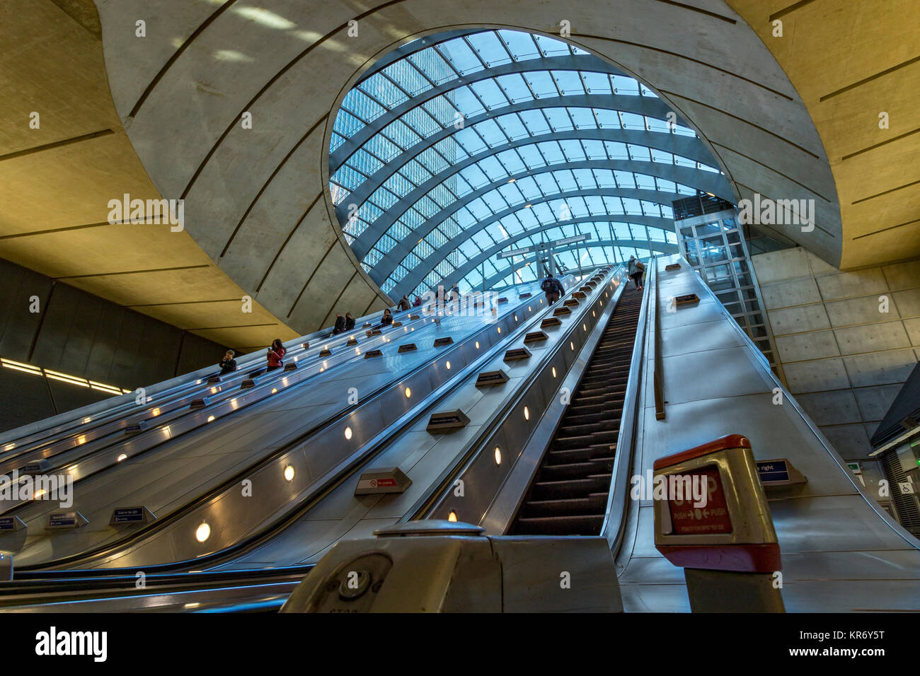 Le scale mobili che portano da e per la stazione metropolitana di Canary Wharf sulla Jubilee Line Foto Stock