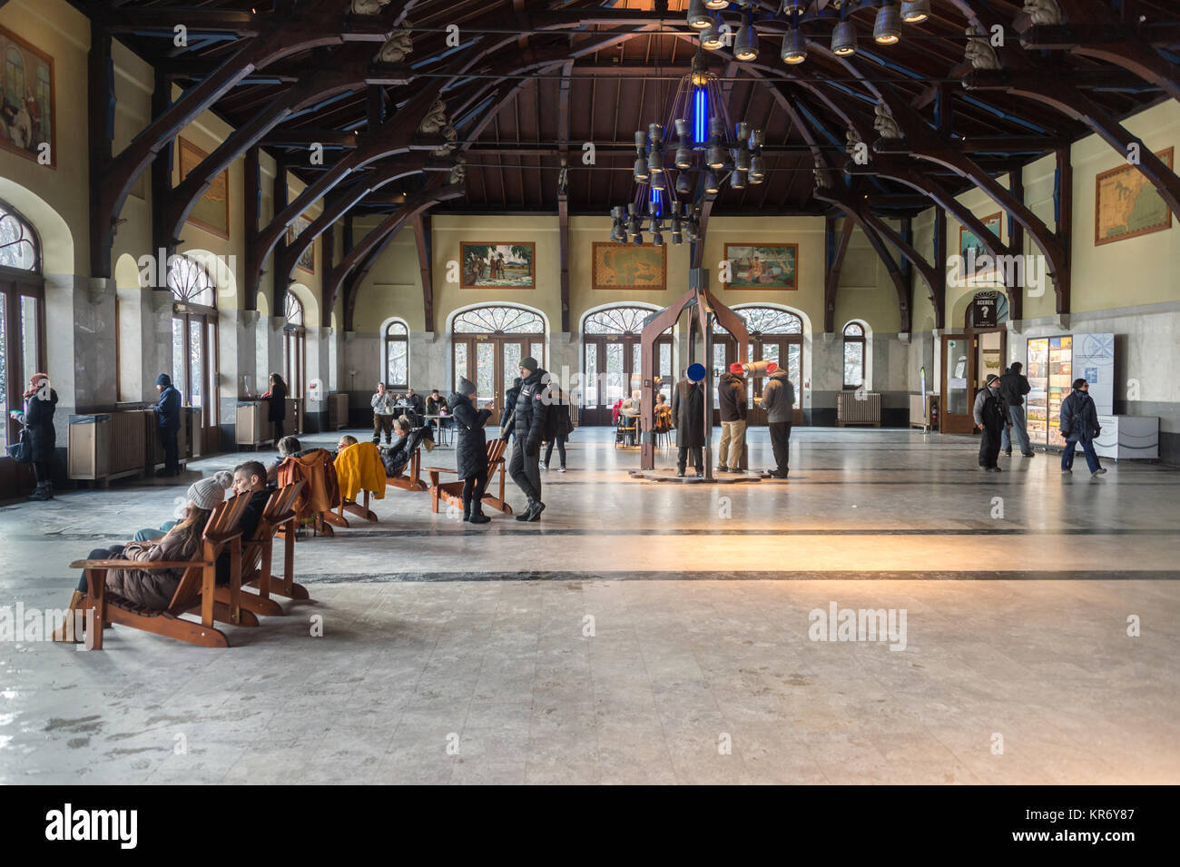 Montreal, CA - 17 dicembre 2017: i visitatori all'interno di Mont Royal Chalet al vertice del Mont Royal Mount in inverno. Foto Stock