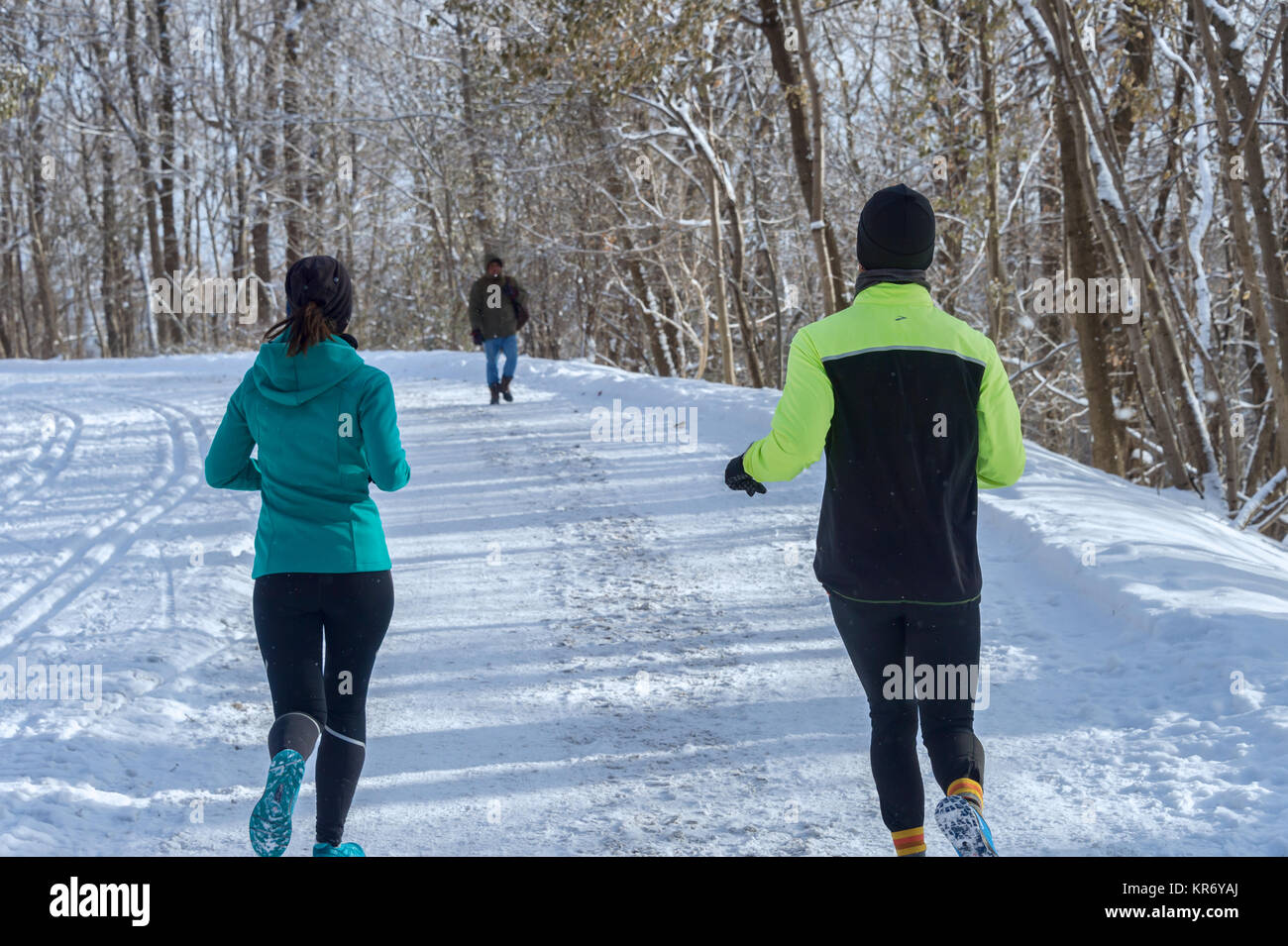 Montreal, CA - 17 dicembre 2017: le persone in esecuzione sulla neve al Mont Royal Park Foto Stock
