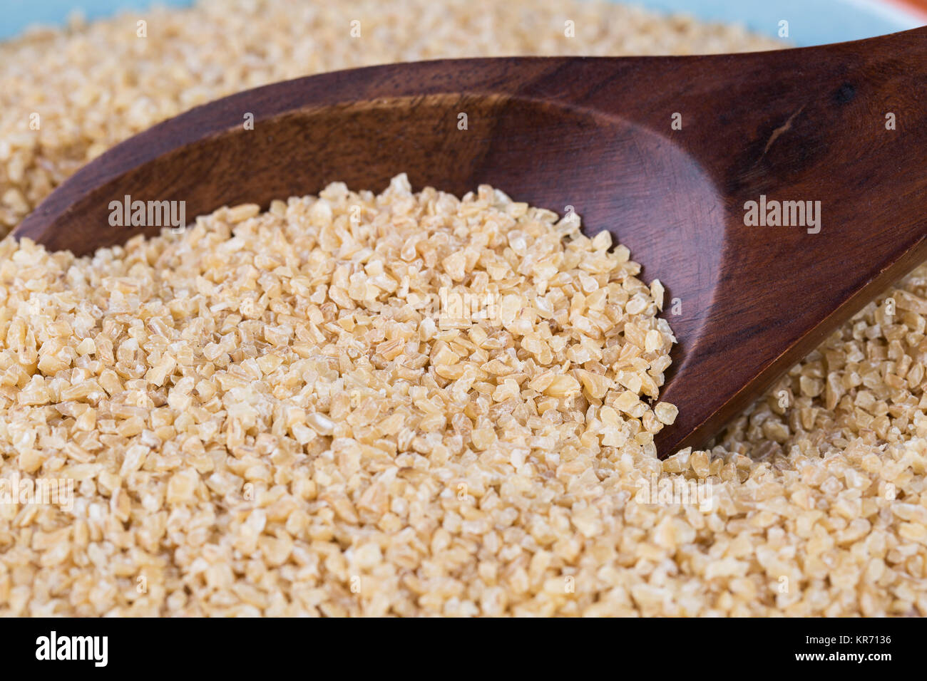 Scooping Bulgur di grano Foto Stock