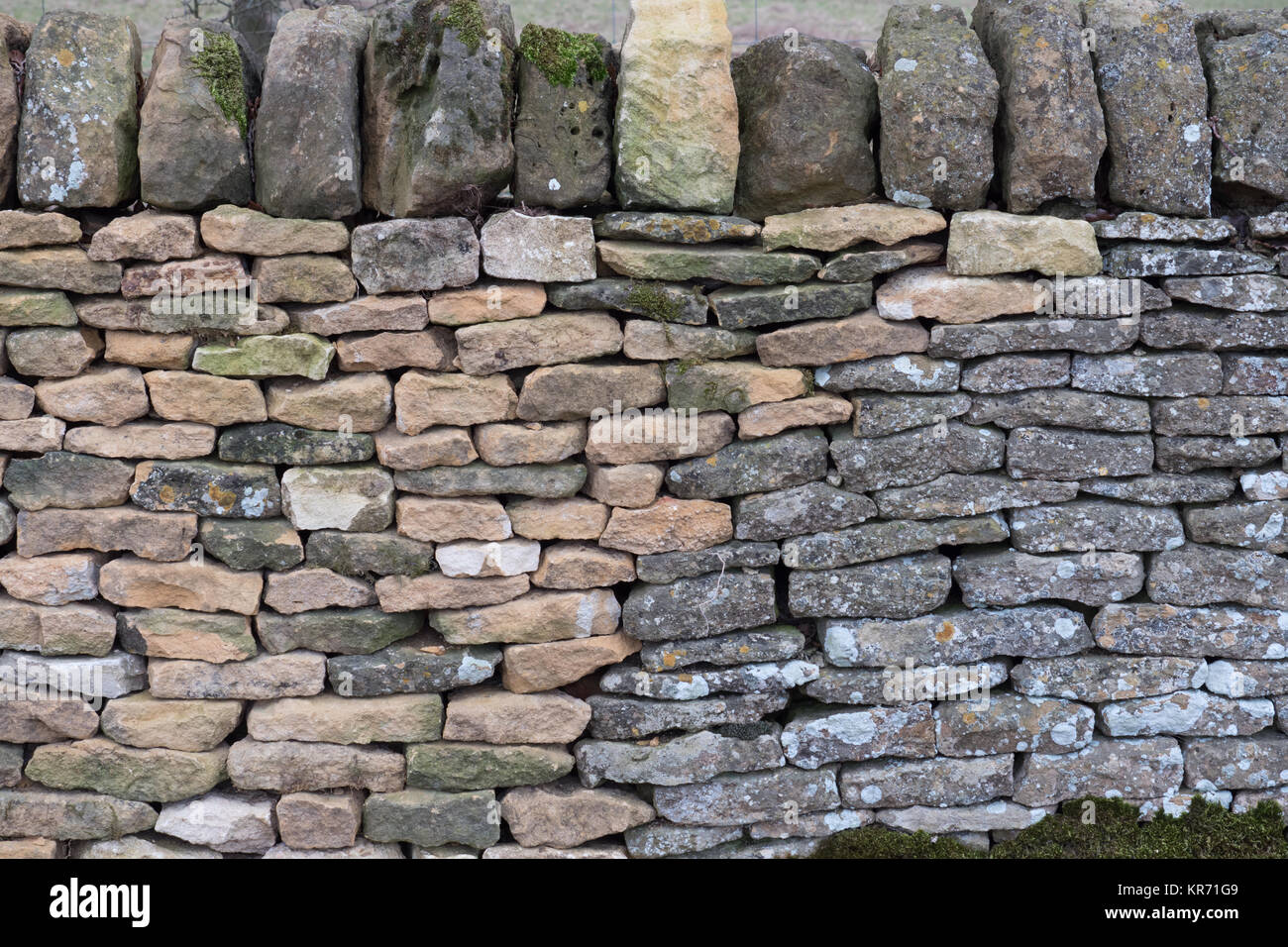 Cotswold costruire in pietra a secco muro di pietra, Gloucestershire, Inghilterra. Regno Unito. Foto Stock
