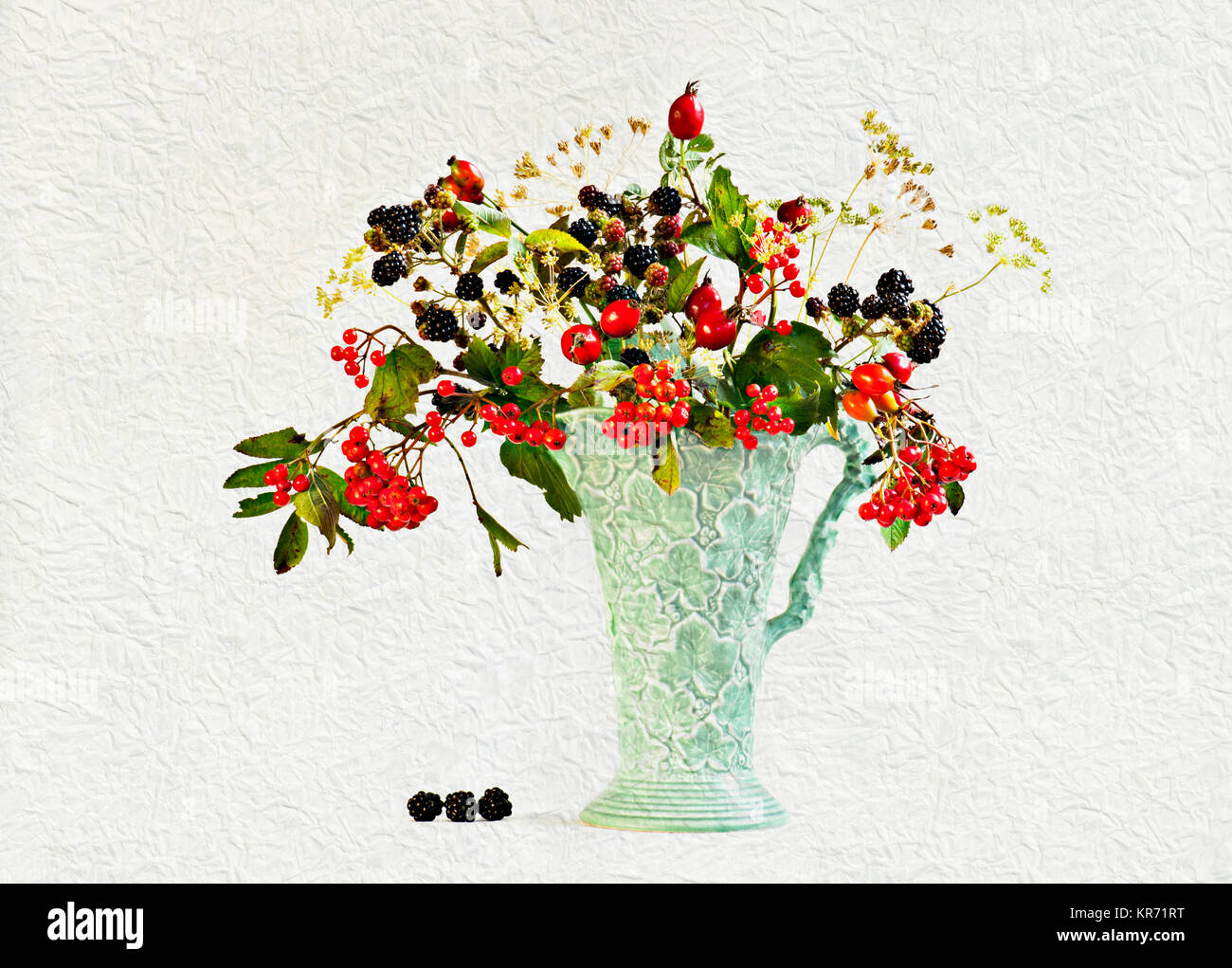 Blackberry, Rubus cultivar Rowan, Sorbus e Rosa canina Rosa canina in caraffa vaso. Artistico strati testurizzata aggiunto a immagine per produrre un effetto pittorica. Foto Stock