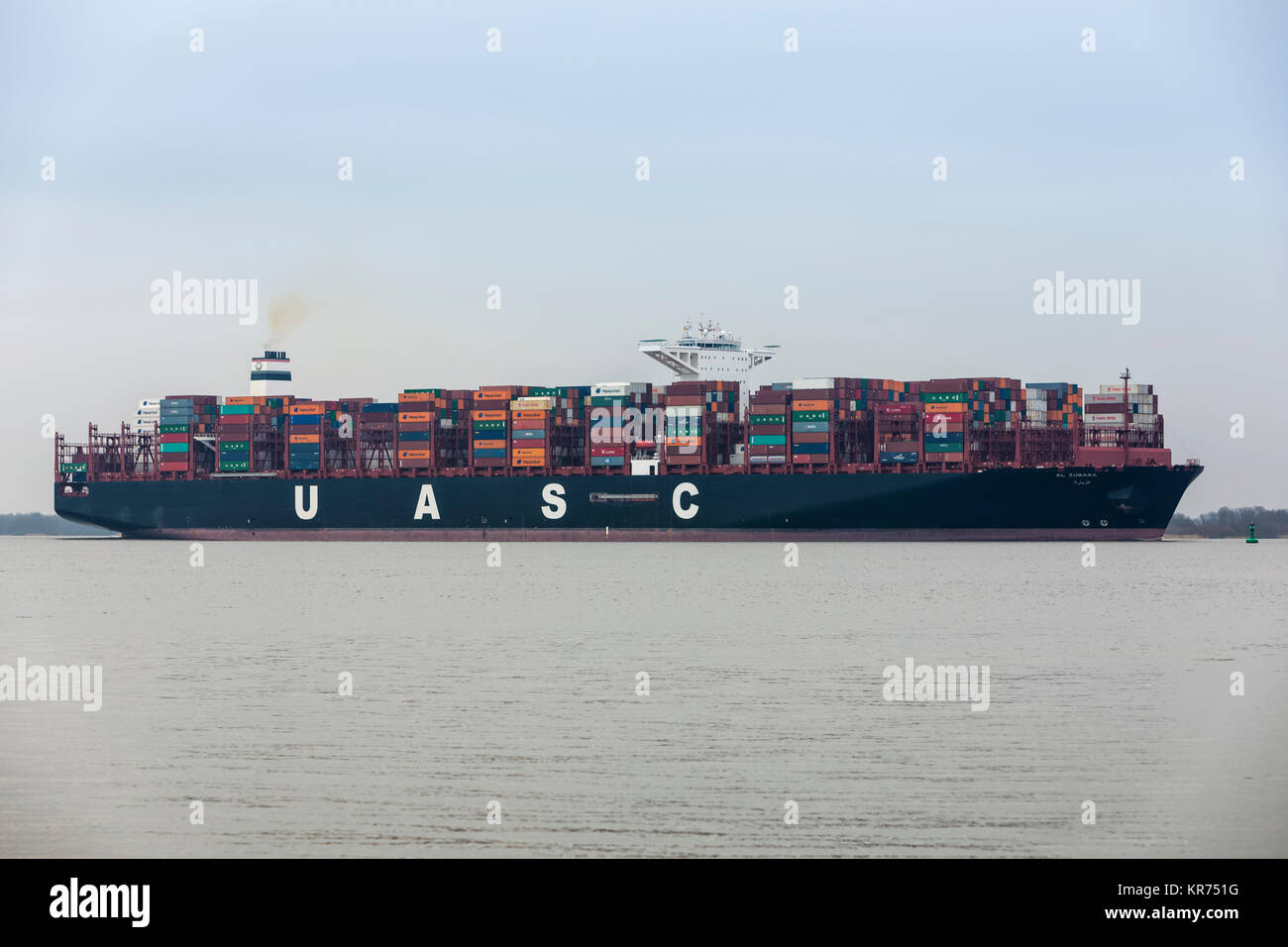 Hollern, Germania - 15 dicembre 2015: nave portacontainer AL ZUBARA sul fiume Elba. Il recipiente è gestito da United Arab Shipping Company che è di proprietà di Foto Stock