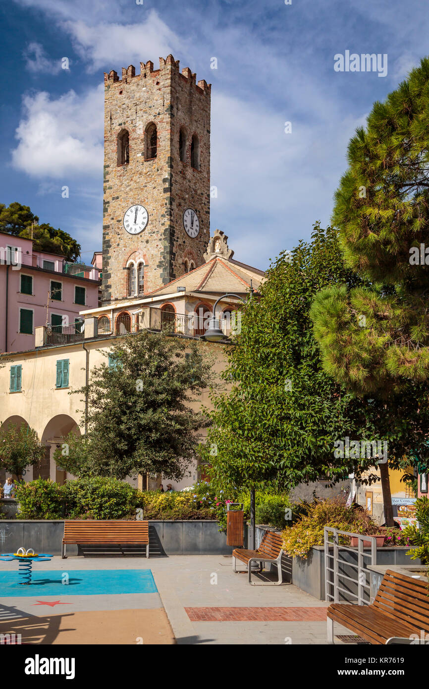 La storica torre dell orologio a Monterosso al Mare, Liguria, Italia,  Europa Foto stock - Alamy