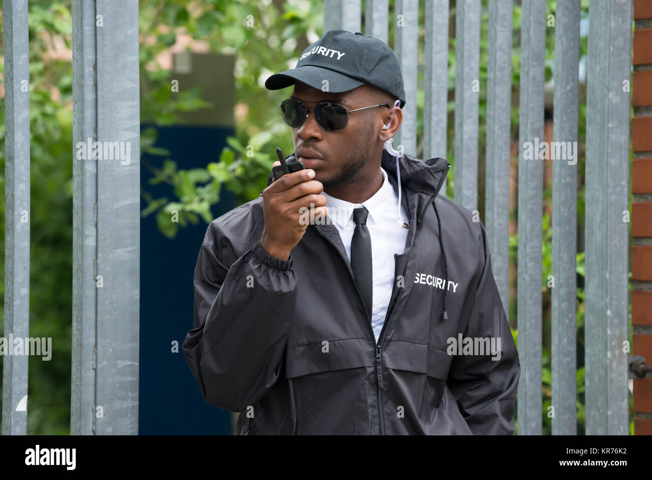 La guardia di sicurezza utilizzando del Walkie-Talkie Foto Stock