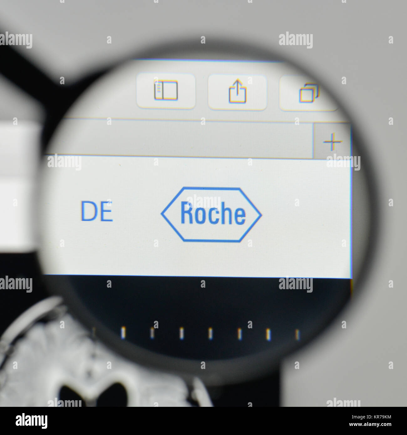 Milano, Italia - 1 Novembre 2017: Hoffmann La Roche logo sulla homepage del sito web. Foto Stock