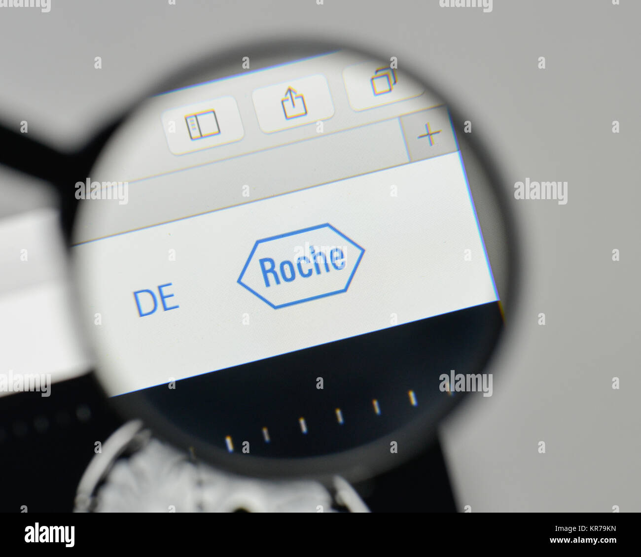 Milano, Italia - 1 Novembre 2017: Hoffmann La Roche logo sulla homepage del sito web. Foto Stock