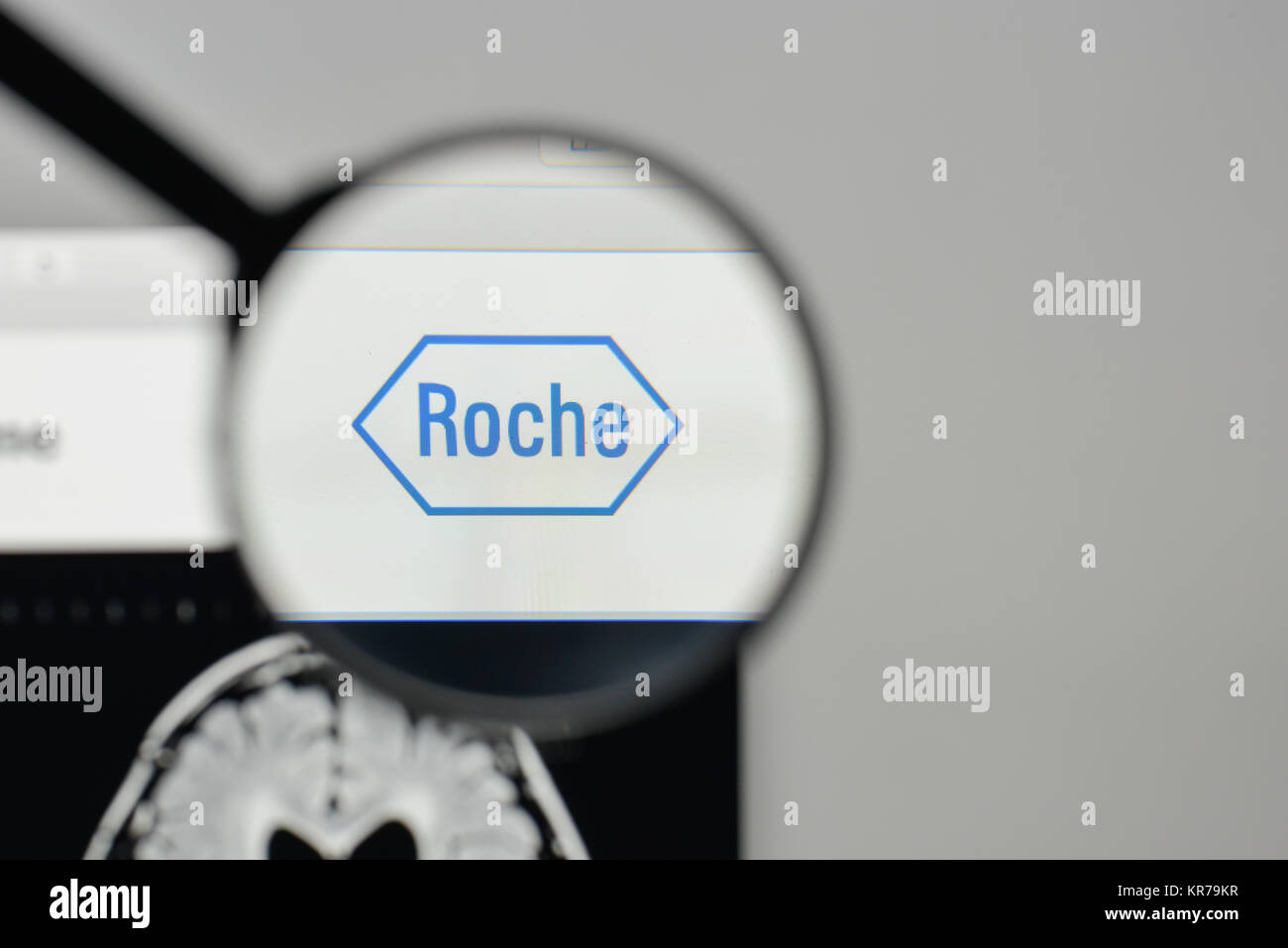 Milano, Italia - 1 Novembre 2017: Hoffmann La Roche logo sulla homepage del sito web. Foto Stock