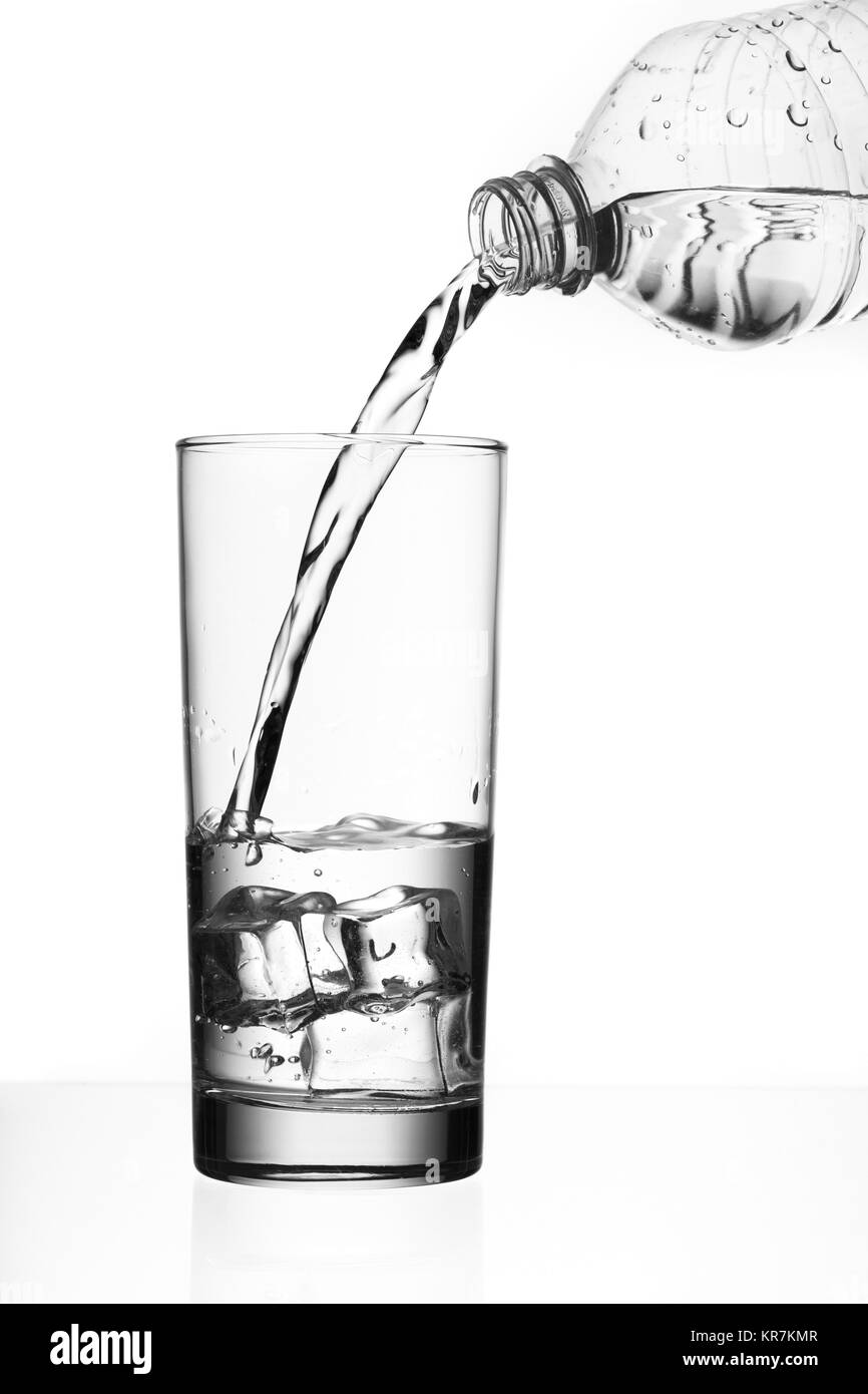 Il vino bianco che viene versato in vetro Foto Stock