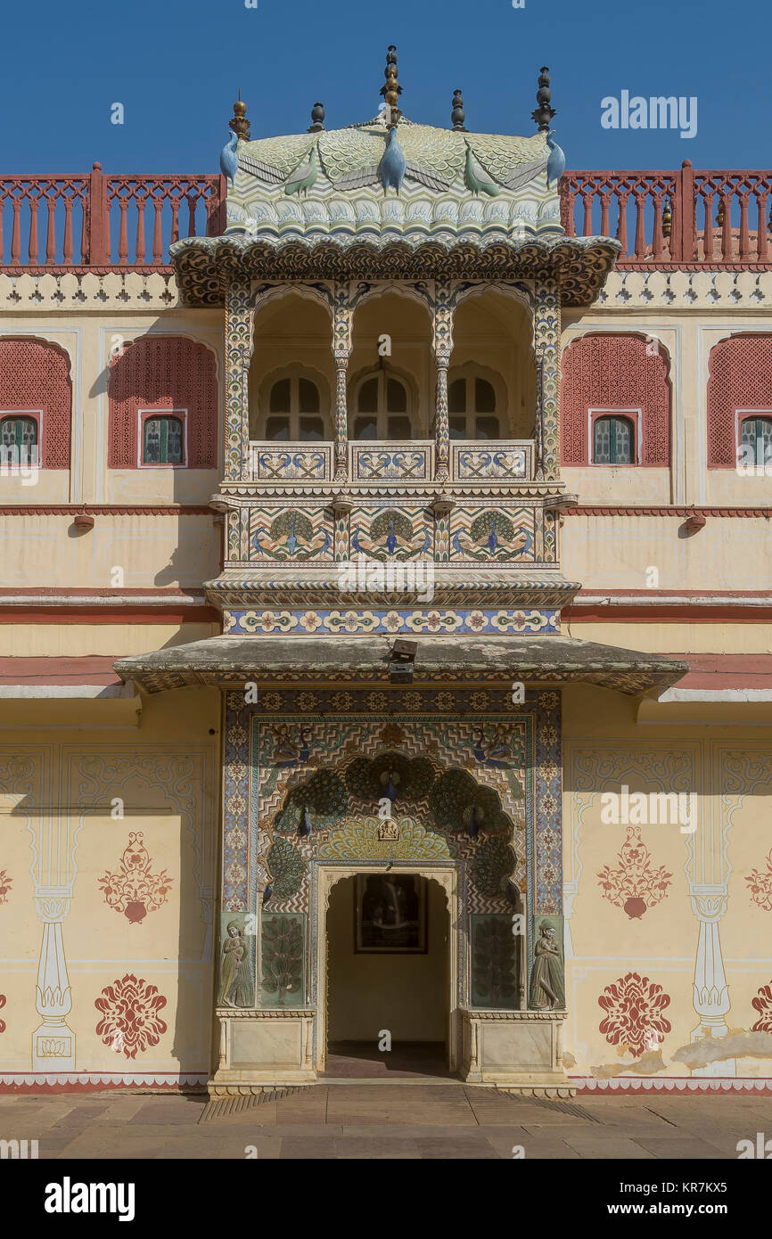 Splendidamente decorate porta nella città di Jaipur Palace, Rajasthan, India Foto Stock