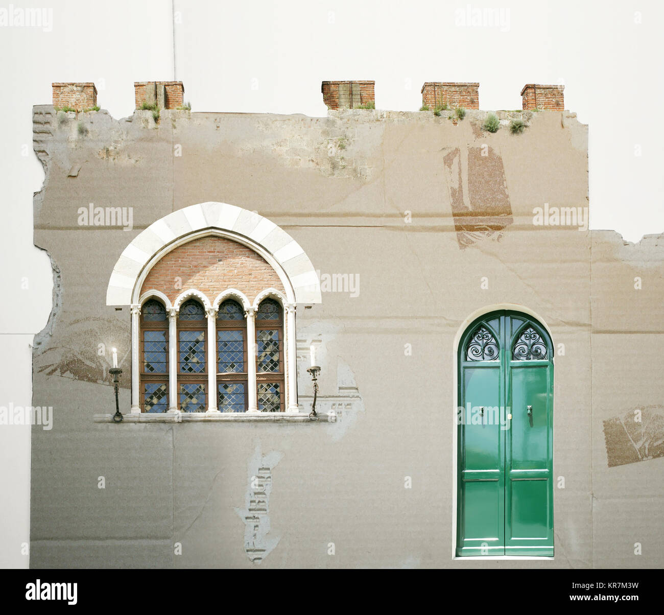 Fantasia di cartone di sfondo come sfondo e un collage di una finestra antica con candele, porta, e merlature Foto Stock