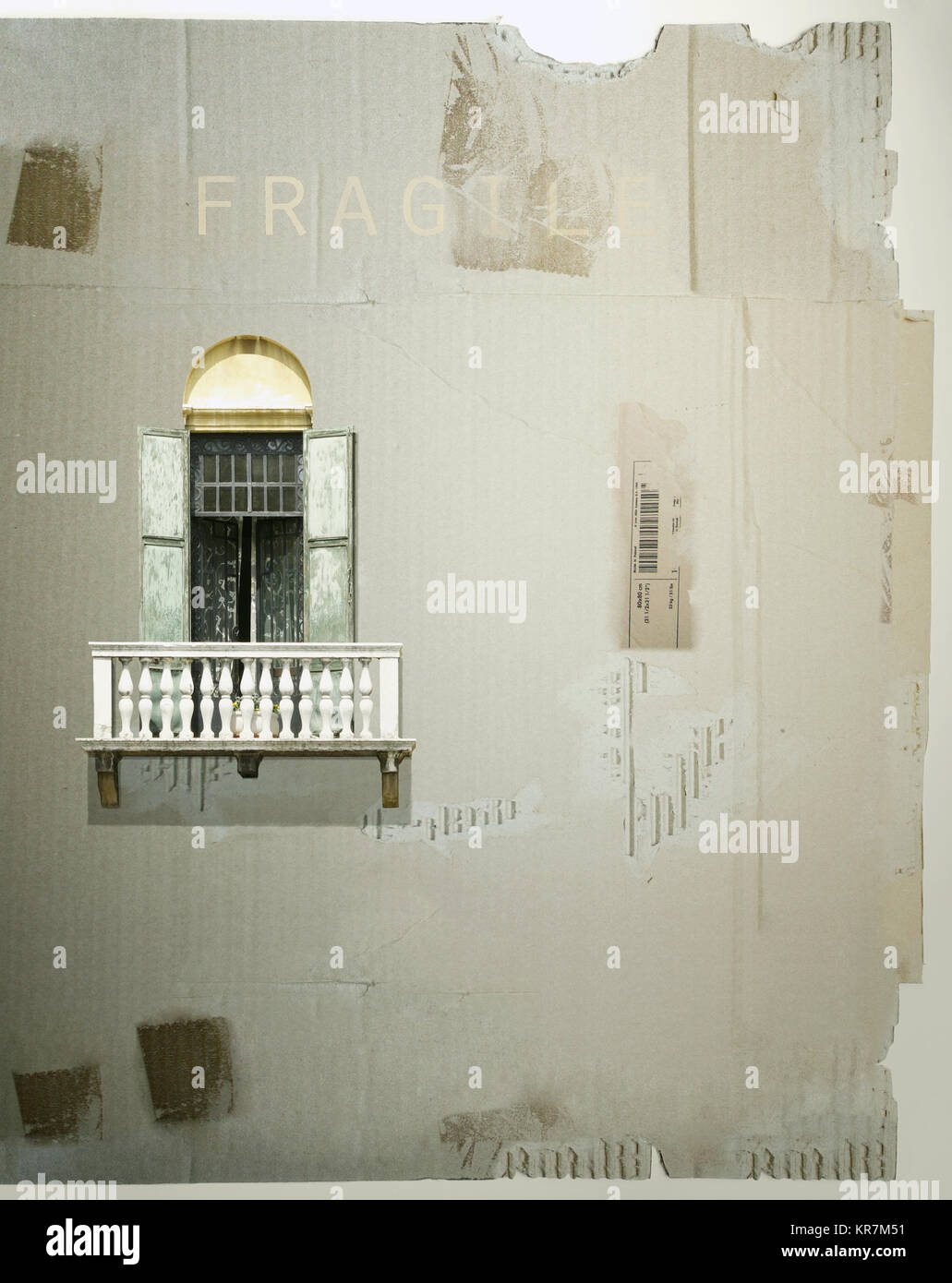 Il cartone come uno sfondo con un antico francese finestra con balcone e otturatore su di esso Foto Stock