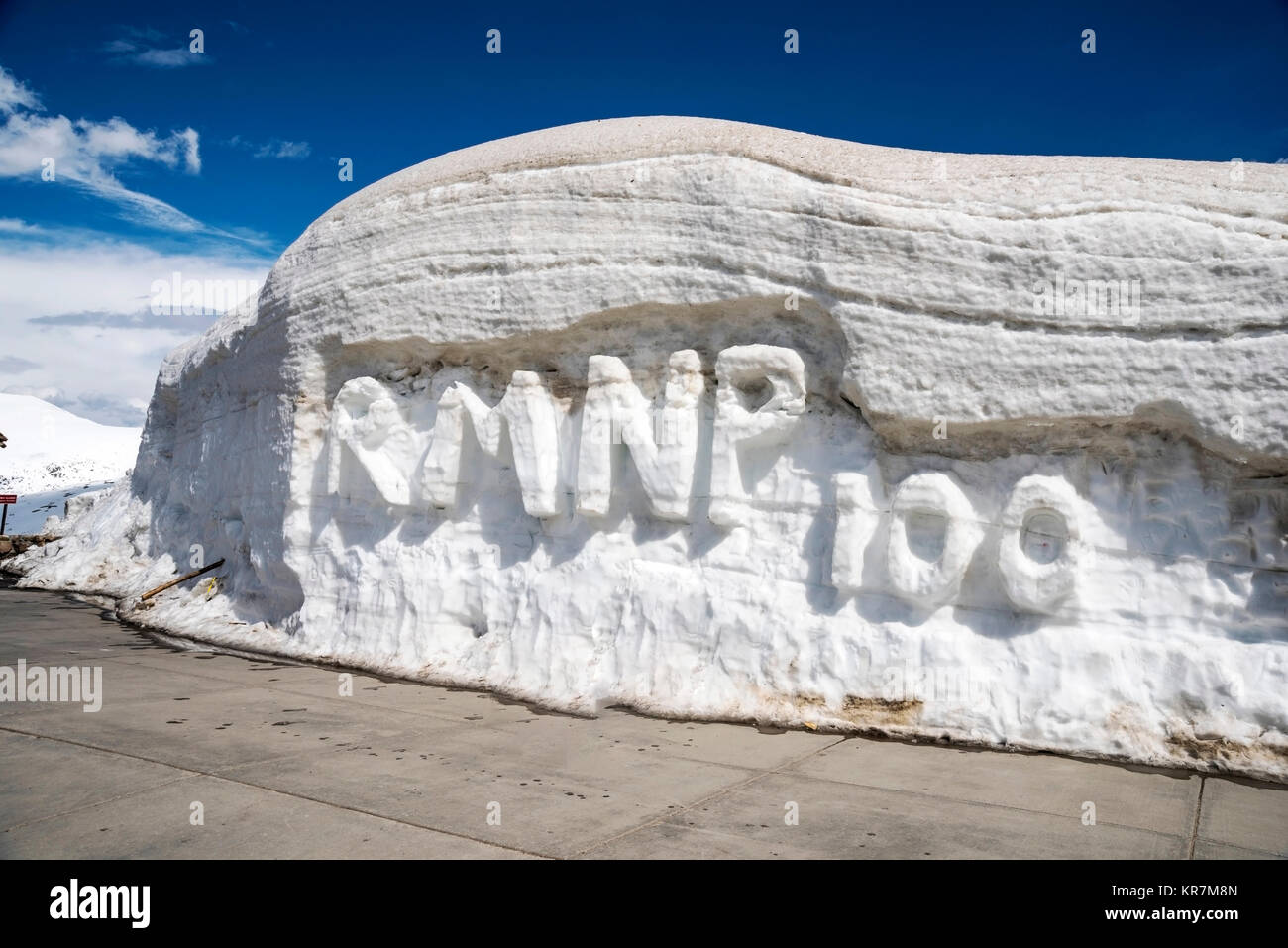 Neve messaggio scritto di turisti sulla sommità del Trail Ridge Road , Parco Nazionale delle Montagne Rocciose, Colorado, Stati Uniti d'America, America del Nord Foto Stock