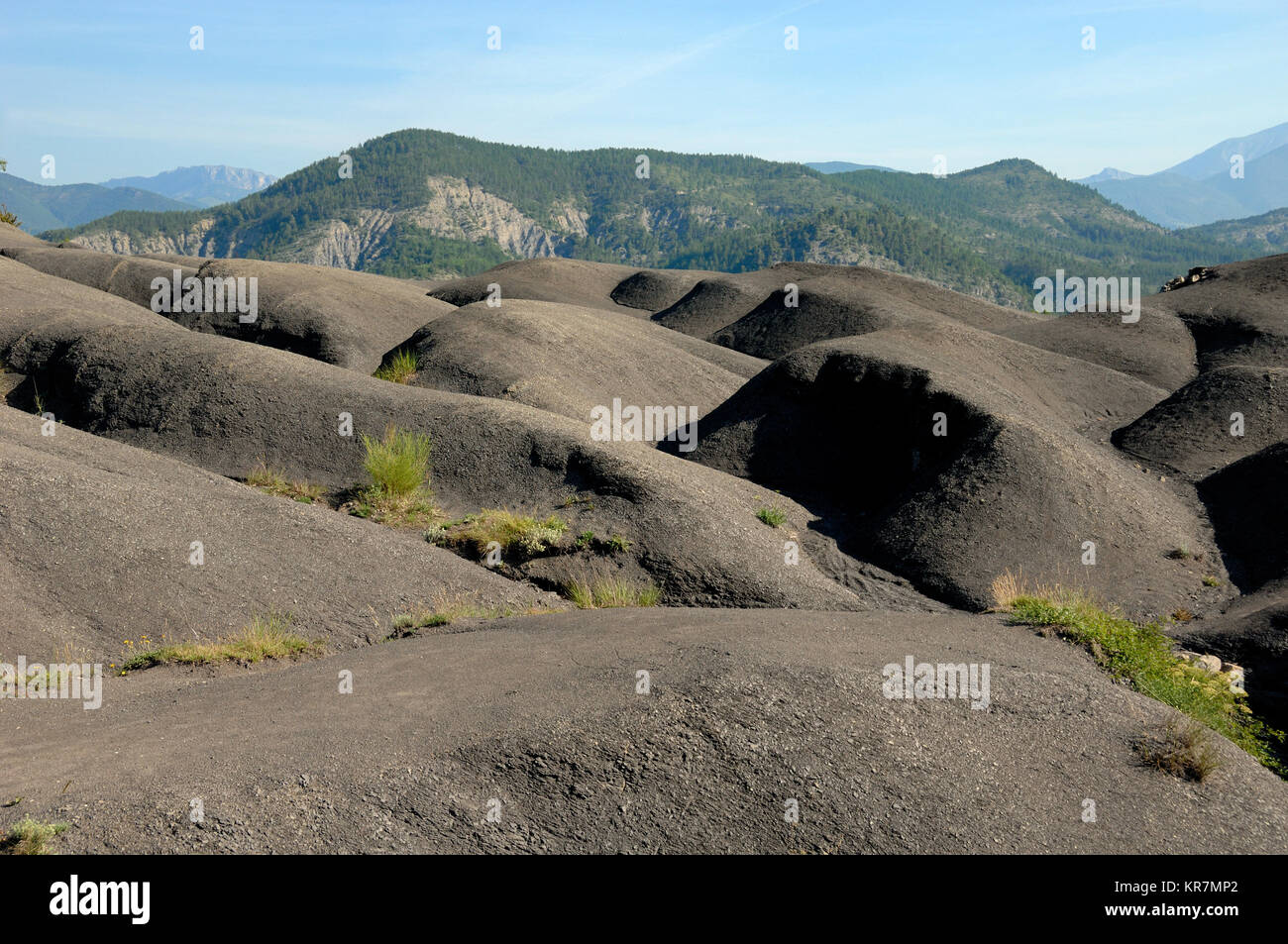 Paesaggio di nero formazioni di marna o Marlstone noto come Robines, nella riserva Geologique de Haute Provence Geopark, vicino a Digne-les-Bains, Francia Foto Stock