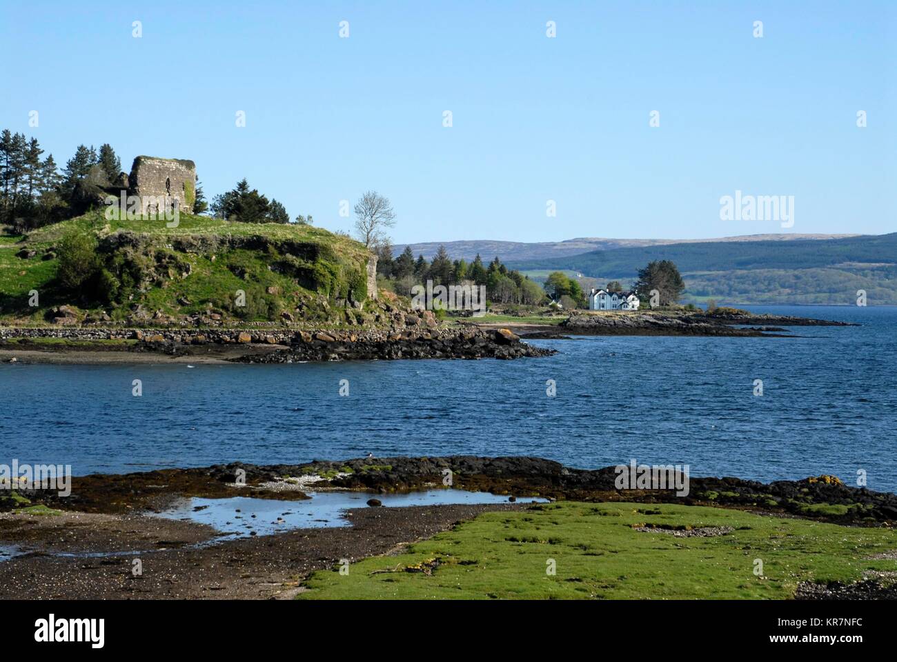 Le rovine del XIII secolo il castello di Aros su The Isle of Mull litorale si affaccia il suono di Mull. Il castello fu costruito dal clan MacDonalds,Scozia,B Foto Stock