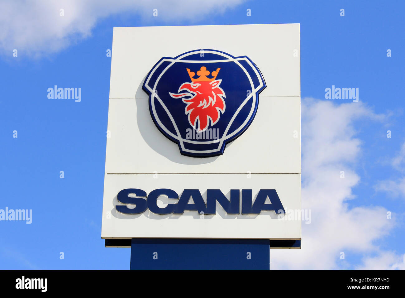 LIETO, Finlandia - 3 agosto 2013: Segno Scania contro sky.L'industria automobilistica costruttore Scania AB è stata fondata nel 1891 in Sodertalje, Svezia. In Foto Stock