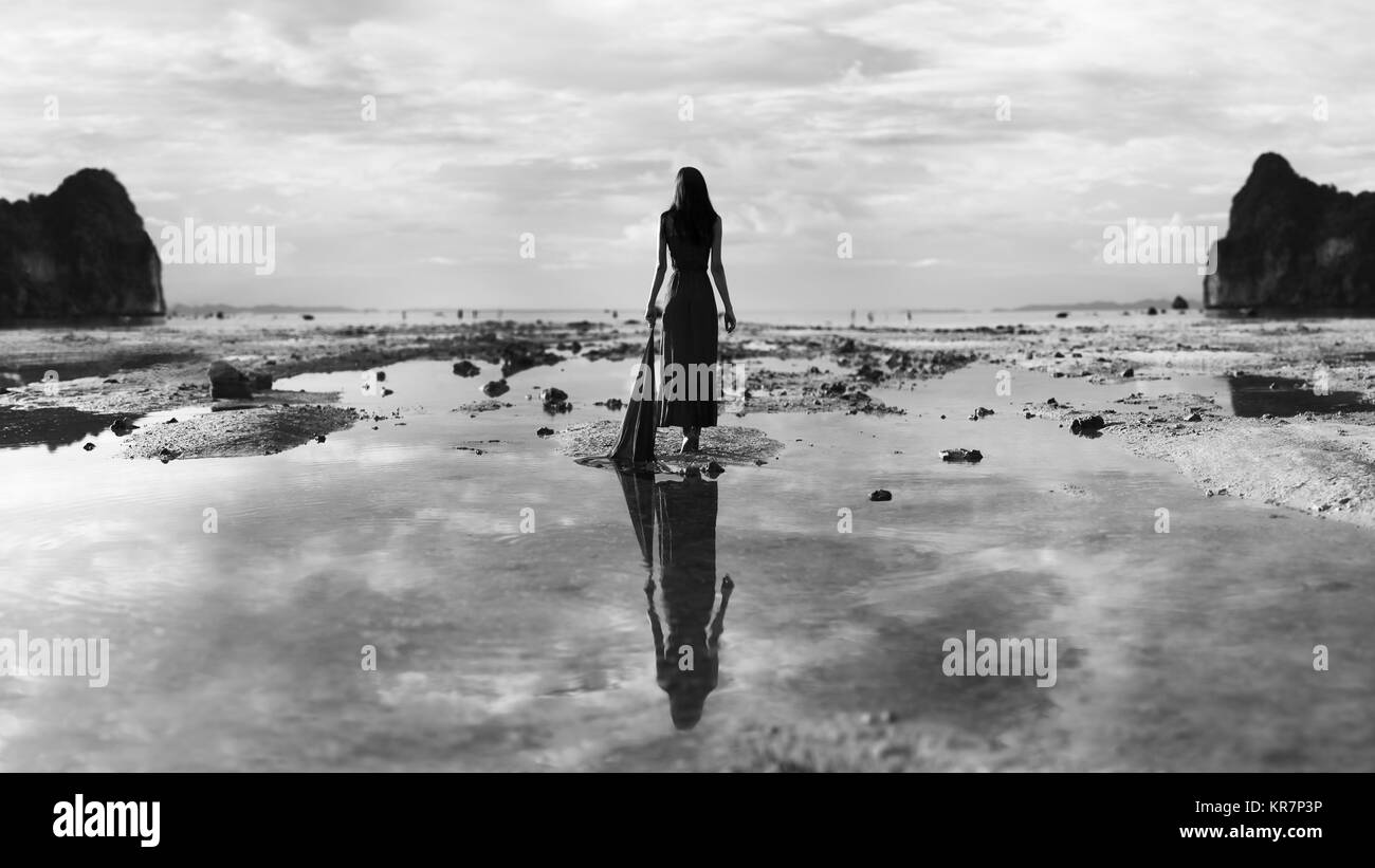 La riflessione della donna in acqua Foto Stock