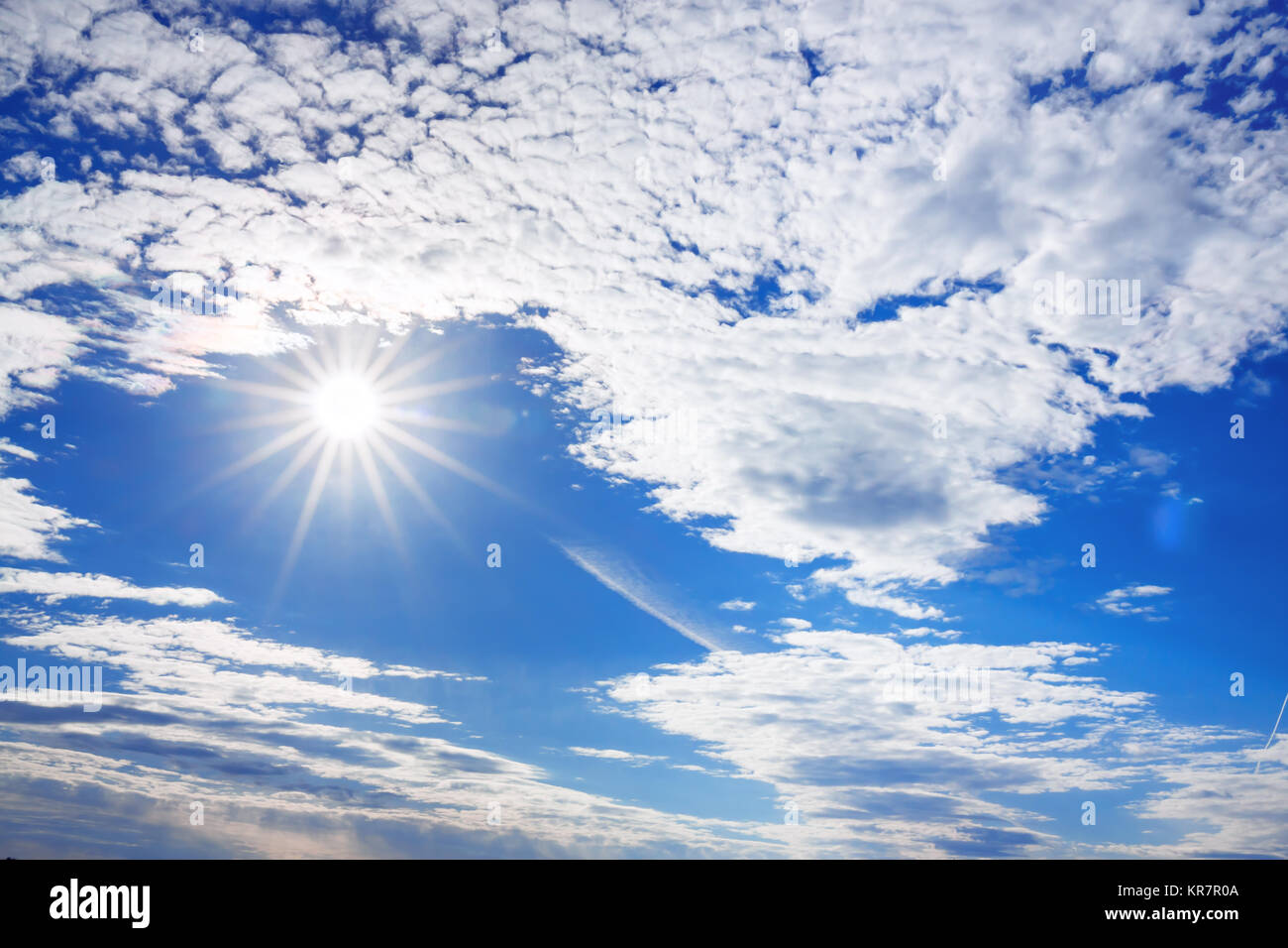 Paesaggio estivo dal cielo azzurro e sole con nuvole bianche. cirrus cumulus nubi. Foto Stock