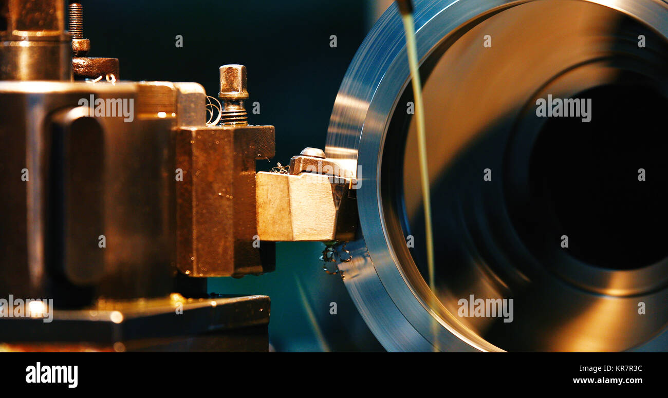 La finitura in metallo sul lavoro di alta precisione della macchina di molatura in officina Foto Stock
