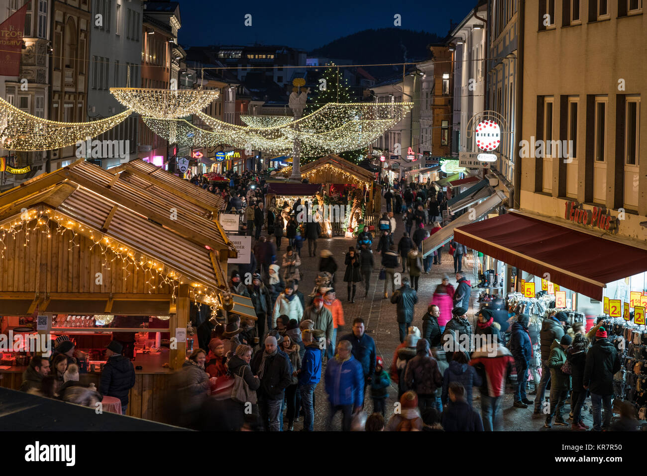 Tradizionale mercatino di Natale nelle vie del centro storico di Villach, Austria Foto Stock
