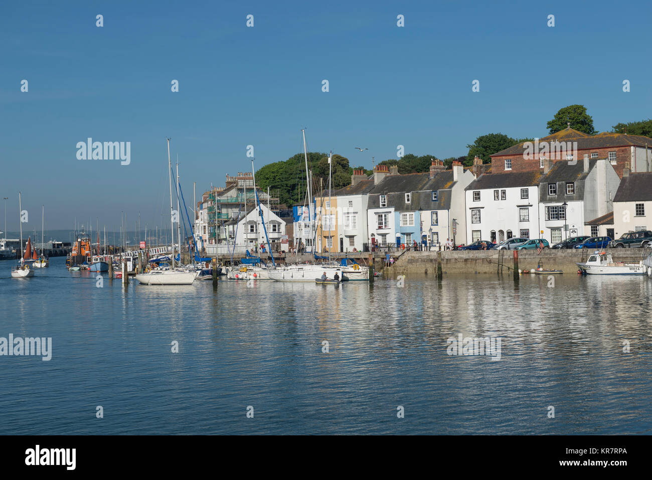 Barche ormeggiate sulla banchina da Nola parata nel porto di Weymouth Dorset, Foto Stock